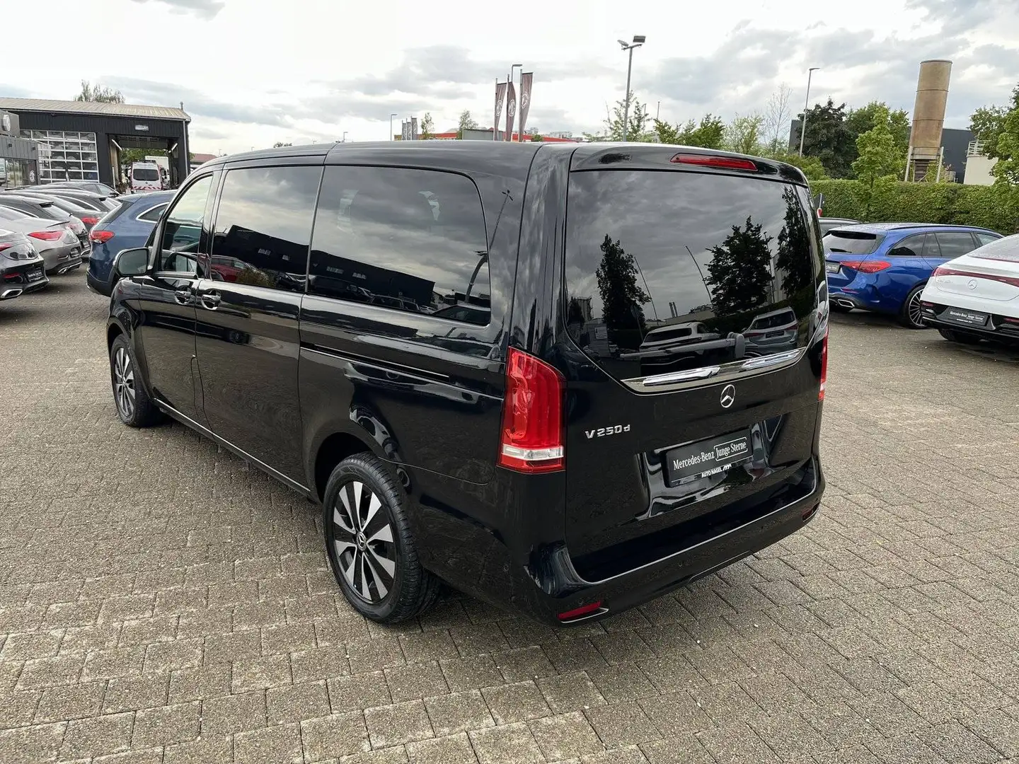 Mercedes-Benz V 250 d lang MBUX Navi Rückfahr-Cam LED-ILS SHZ Schwarz - 2