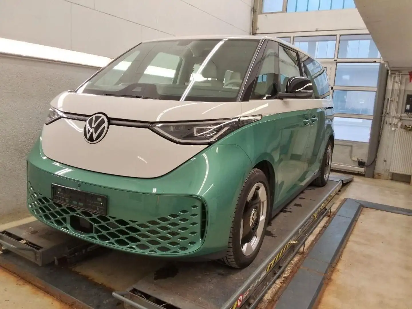Volkswagen ID. Buzz Bus Pro ACC AHK 360° IQL QI Memory 2-ZK. Grün - 2