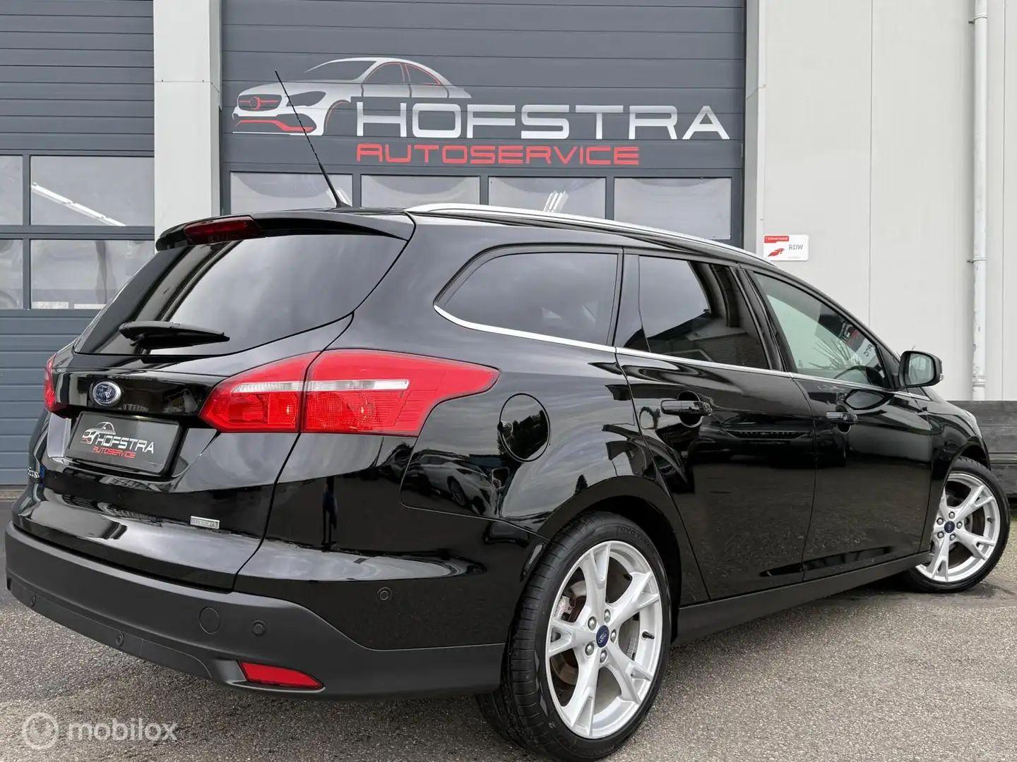 Ford Focus Wagon 1.0 Titanium Edition Trekhk 18inch Navi Luxe Noir - 2