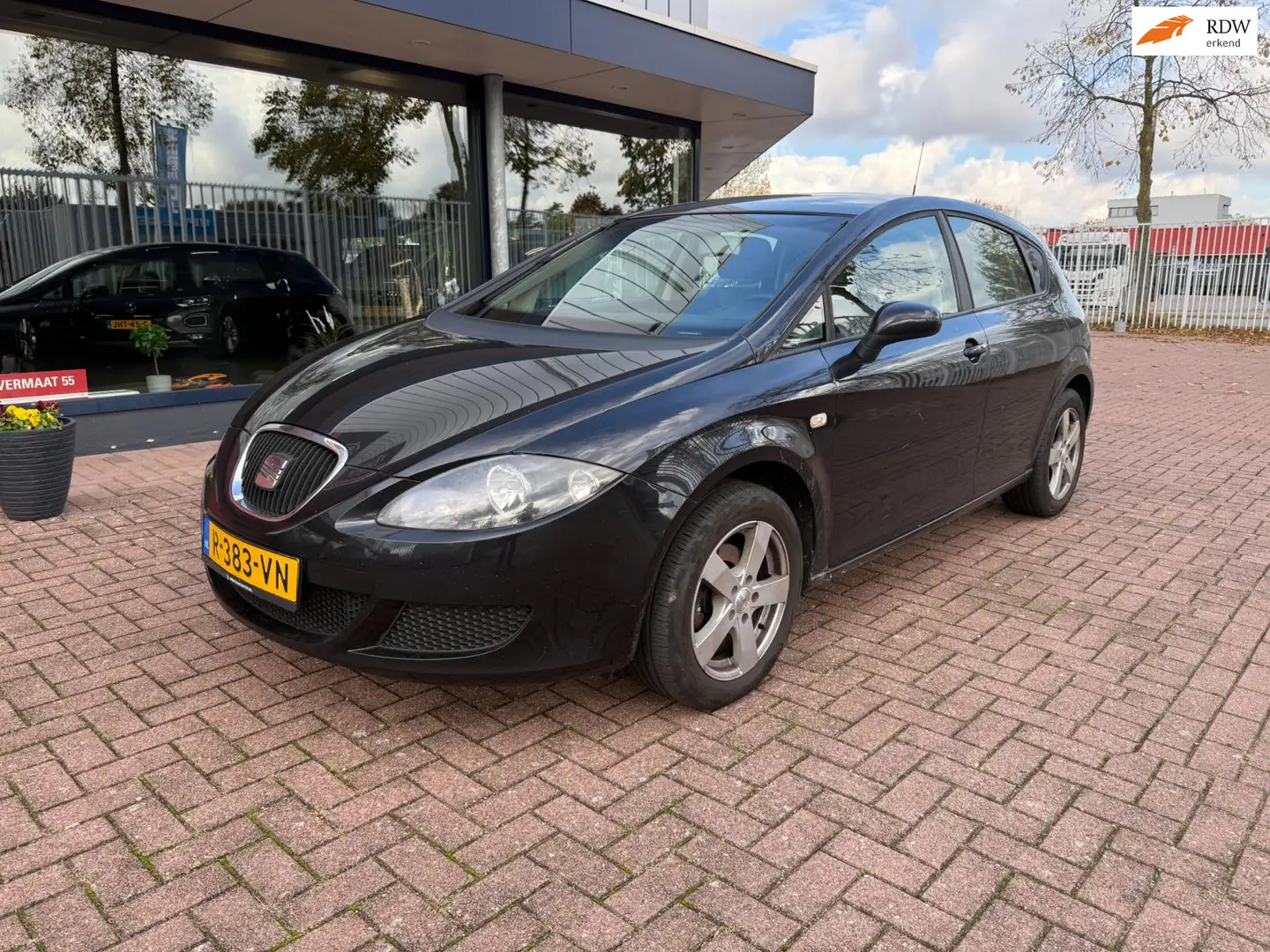 SEAT Leon 1.6 Reference | Bluetooth | Airco | 1 jaar APK Zwart - 1