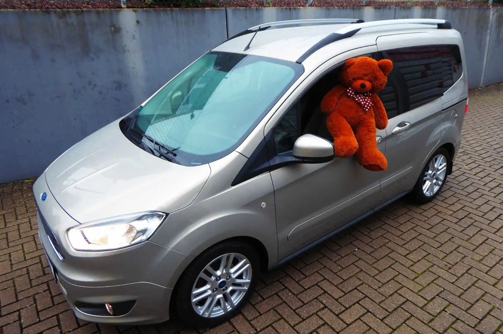 Ford Tourneo Courier Titanium original 47.300 km! Silber - 1