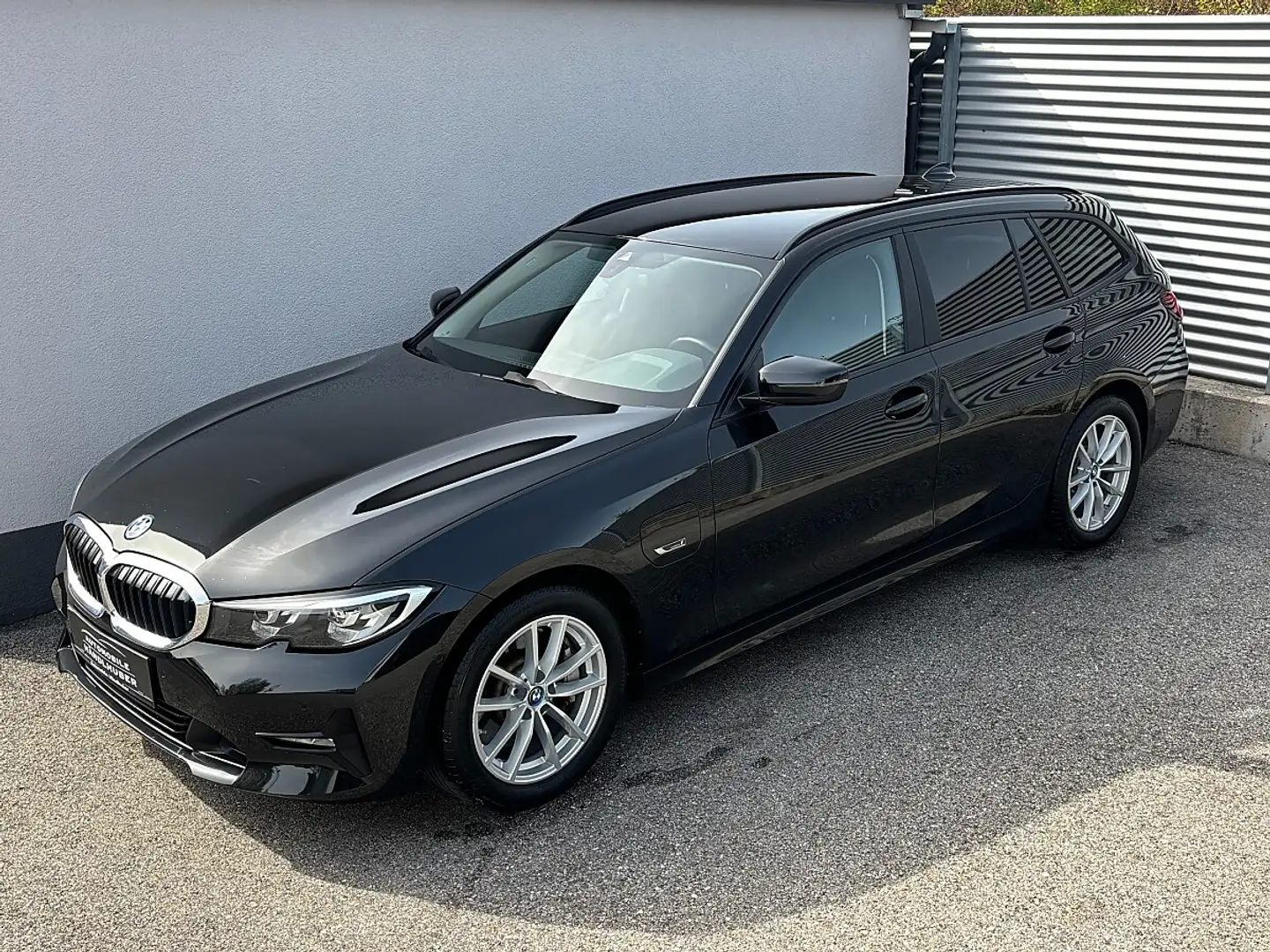 BMW 330 e Touring Aut. SPORT/AHK/ALARM/PARKASS/LED/LIVE... Schwarz - 2
