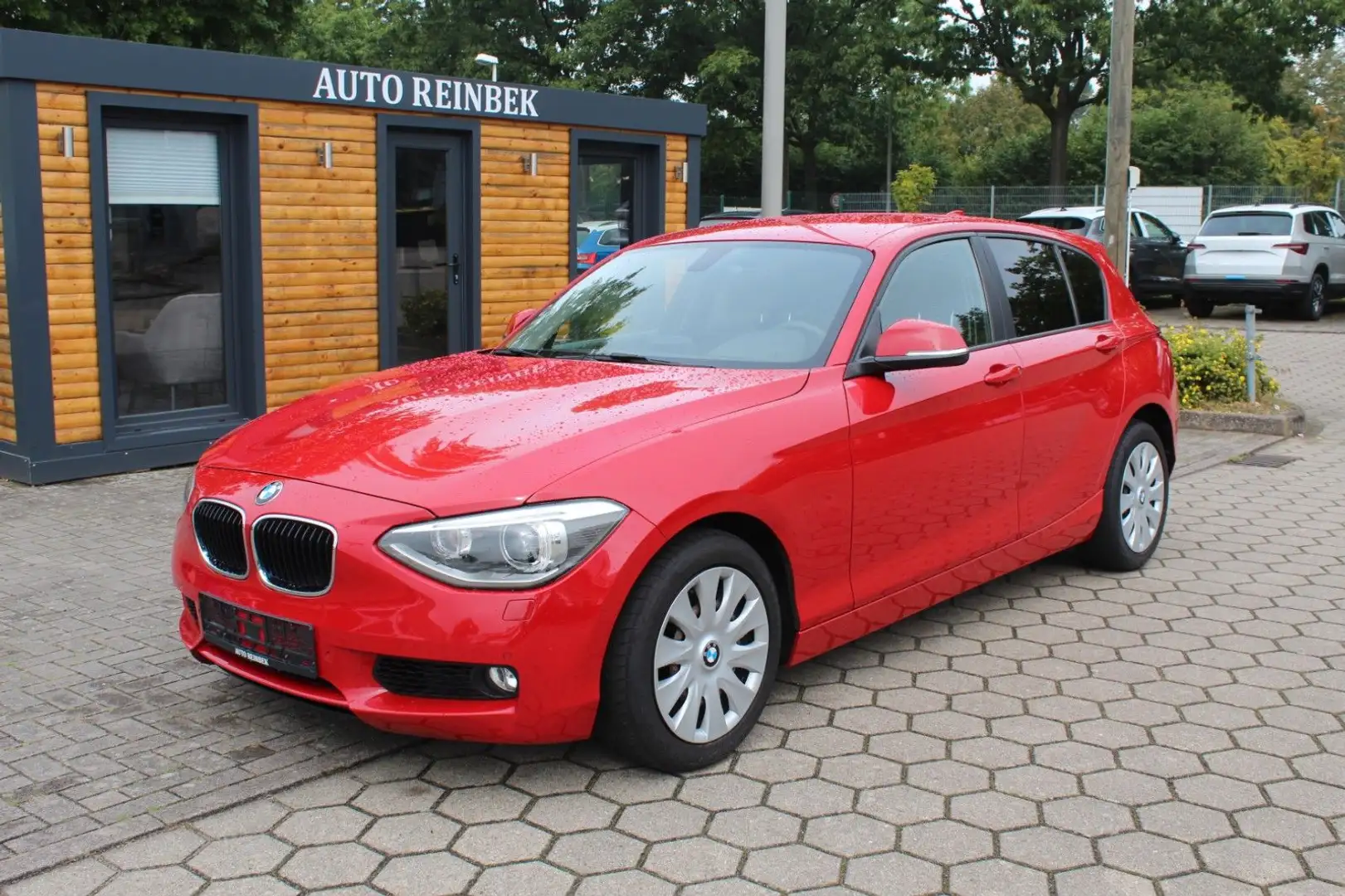 BMW 118 i 5-trg. Automatik Piros - 1