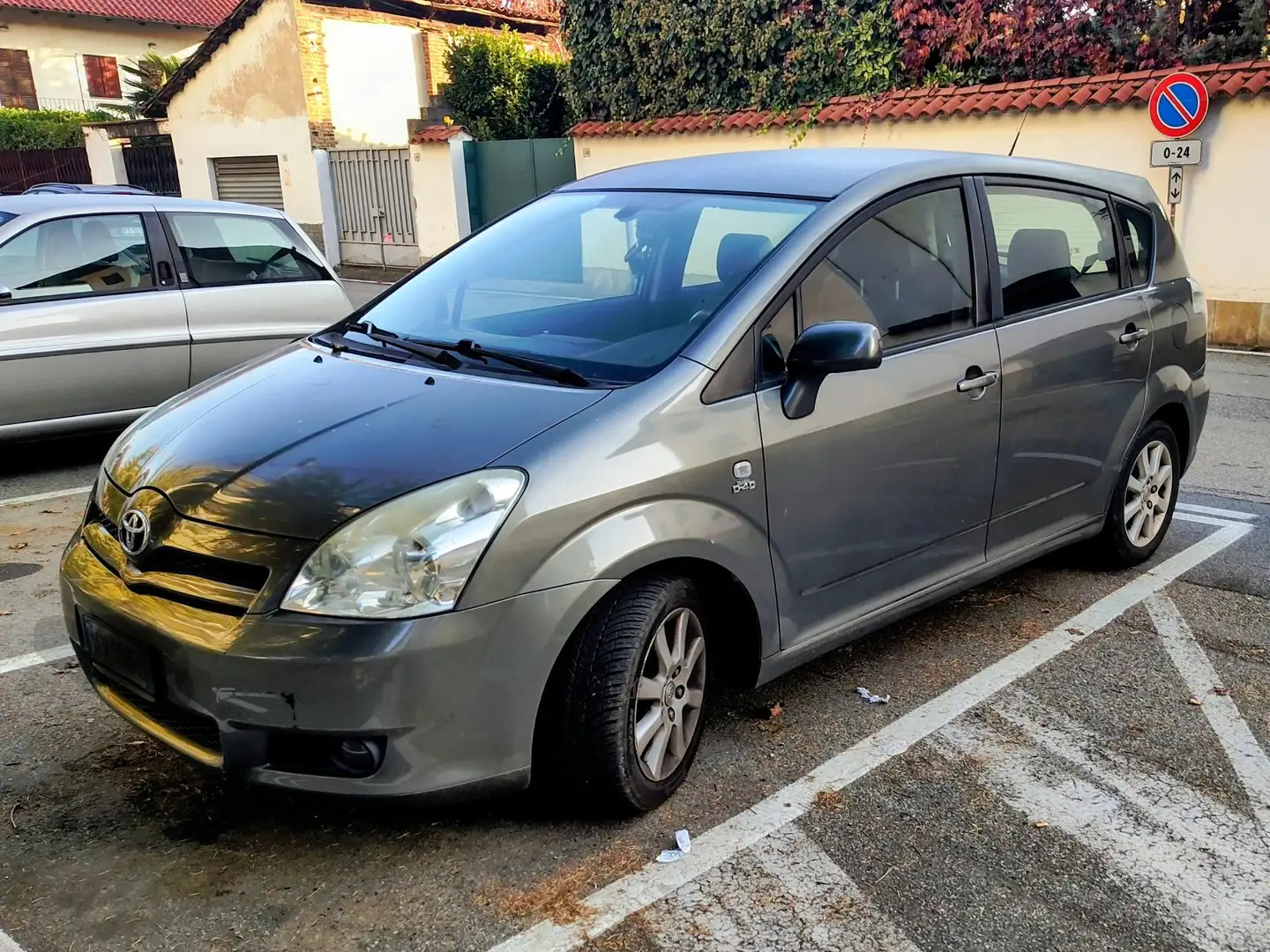 Toyota Corolla Verso Gris - 1