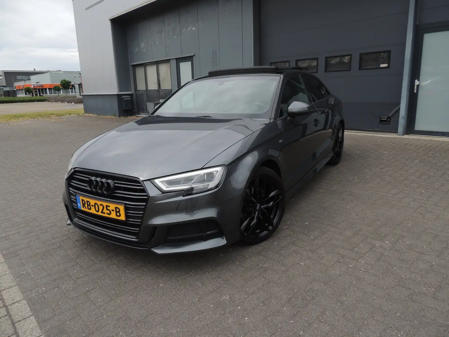 Audi A3 Limousine - 1.0 TFSI Sport S Line Edition Org. NL Grijs - 1