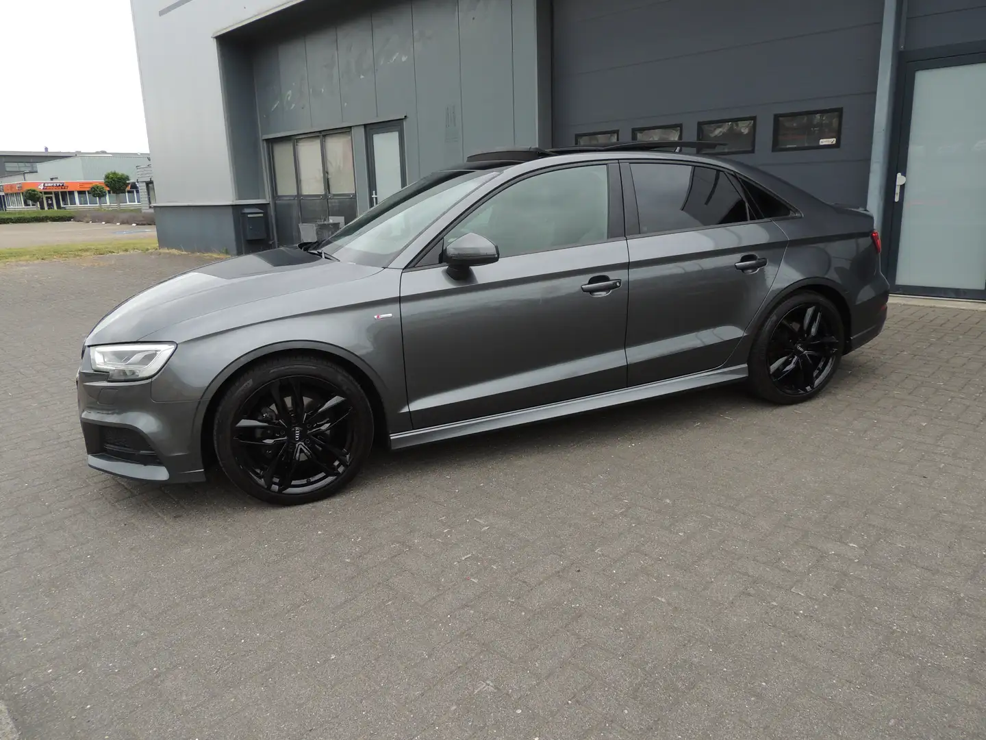 Audi A3 Limousine - 1.0 TFSI Sport S Line Edition Org. NL Grijs - 2
