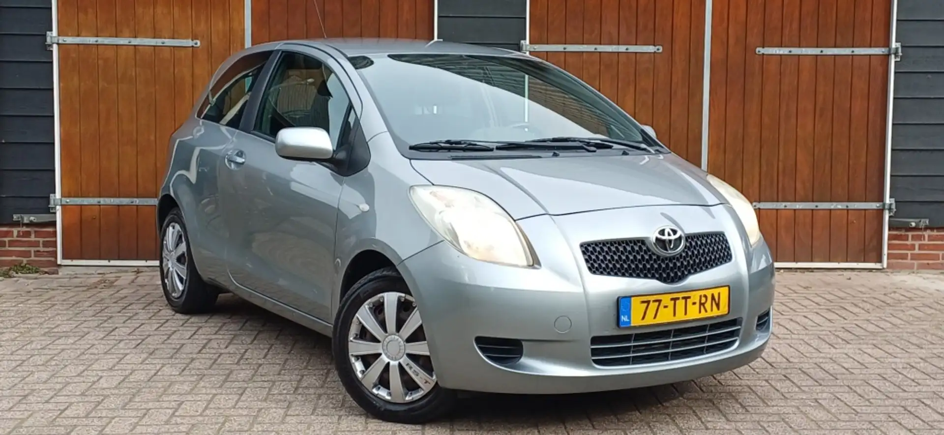 Toyota Yaris 1.3 VVTi Sol, Airco, NAP, All seasonbanden Grijs - 1