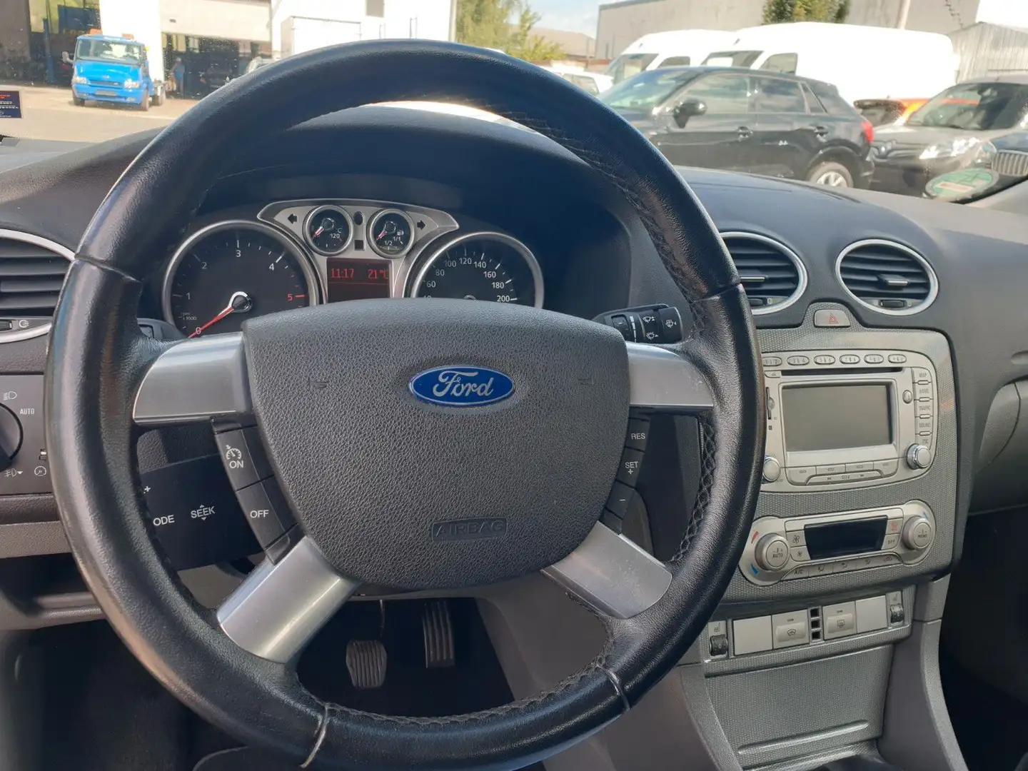 Ford Focus Lim. Titanium*SHZ*AHK*Tempomat*Klima*Navi Černá - 2