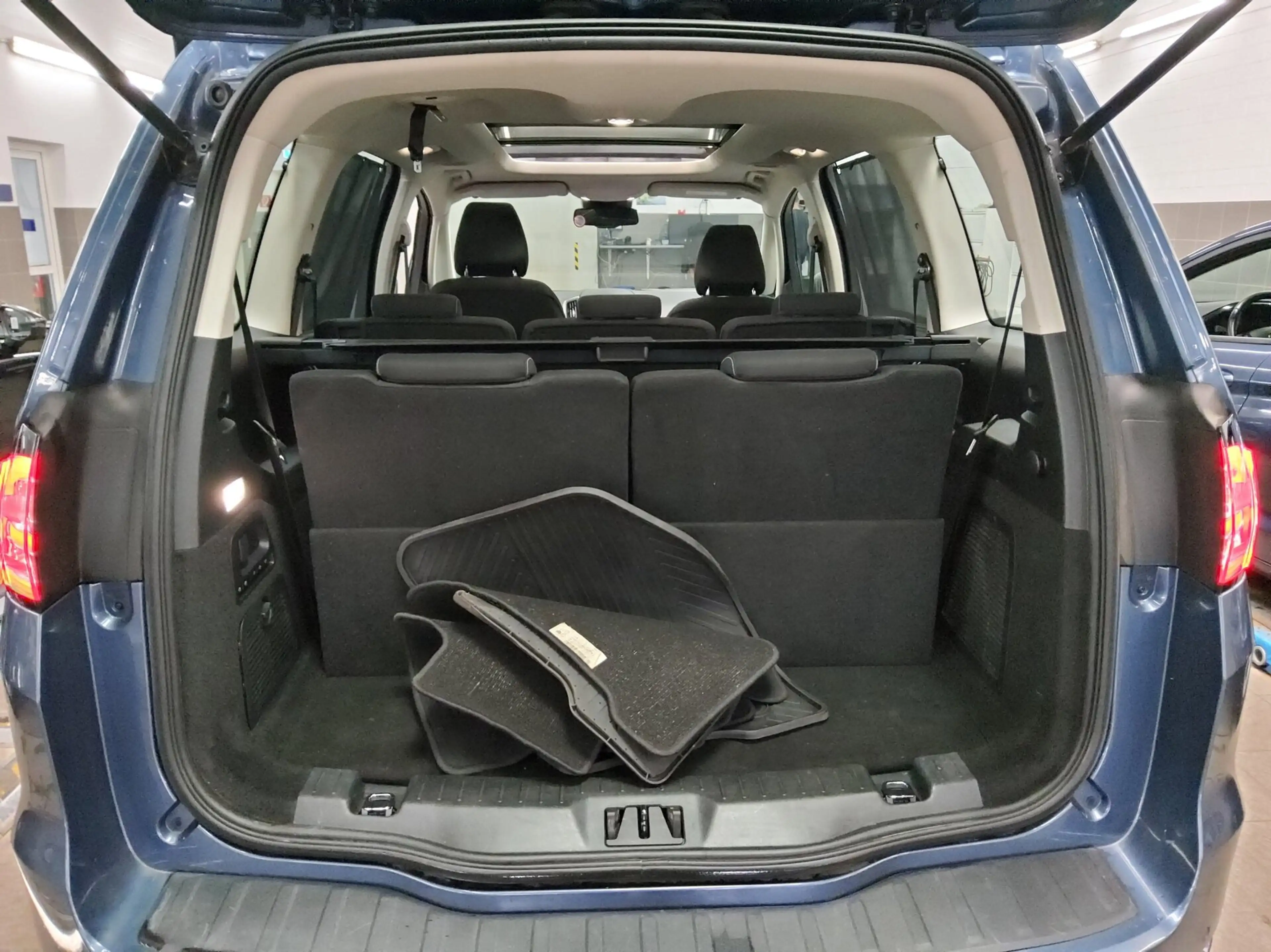 Ford Galaxy — photo 11