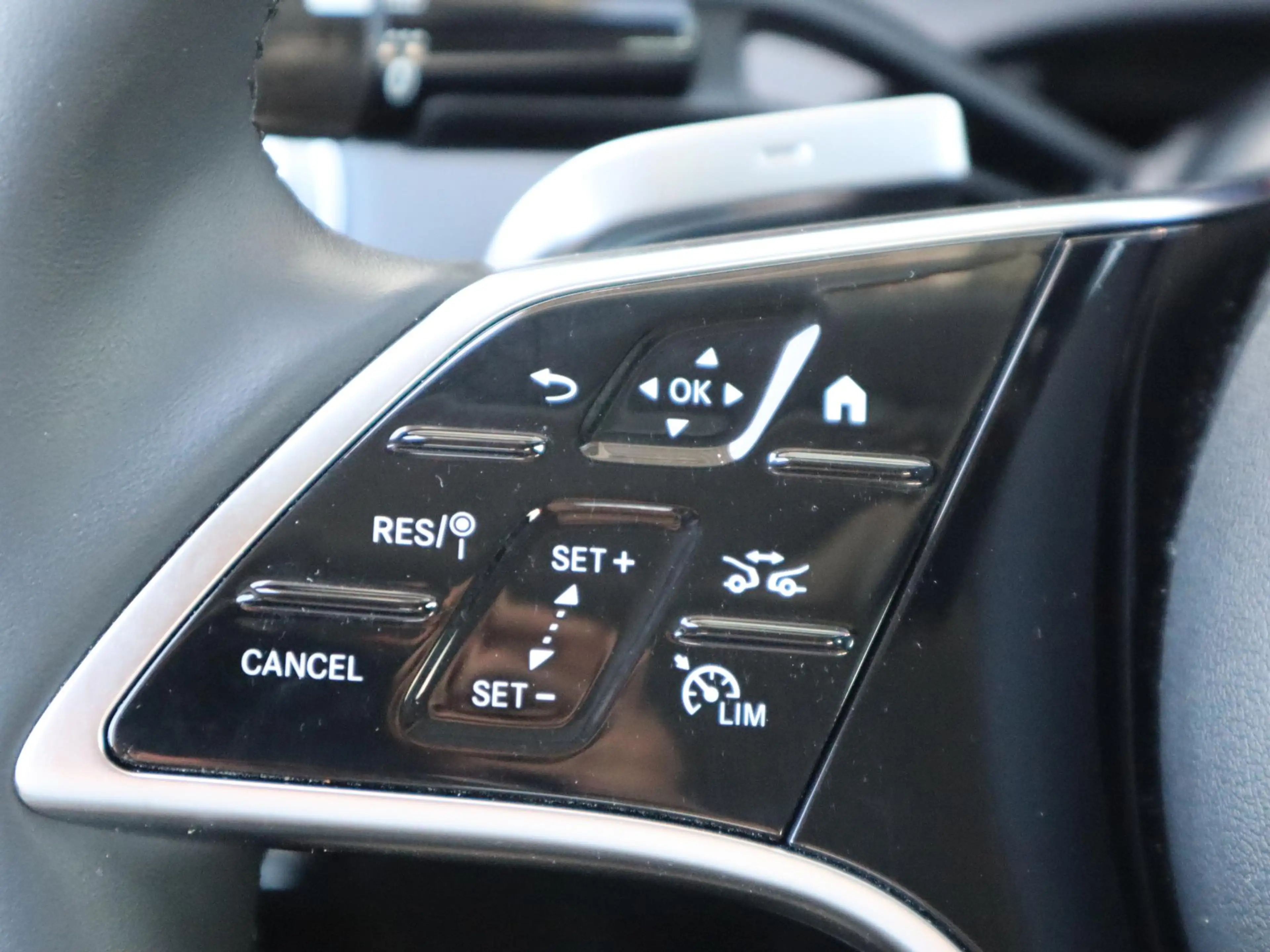 Mercedes-Benz E 300 e Luxury Line — photo 15