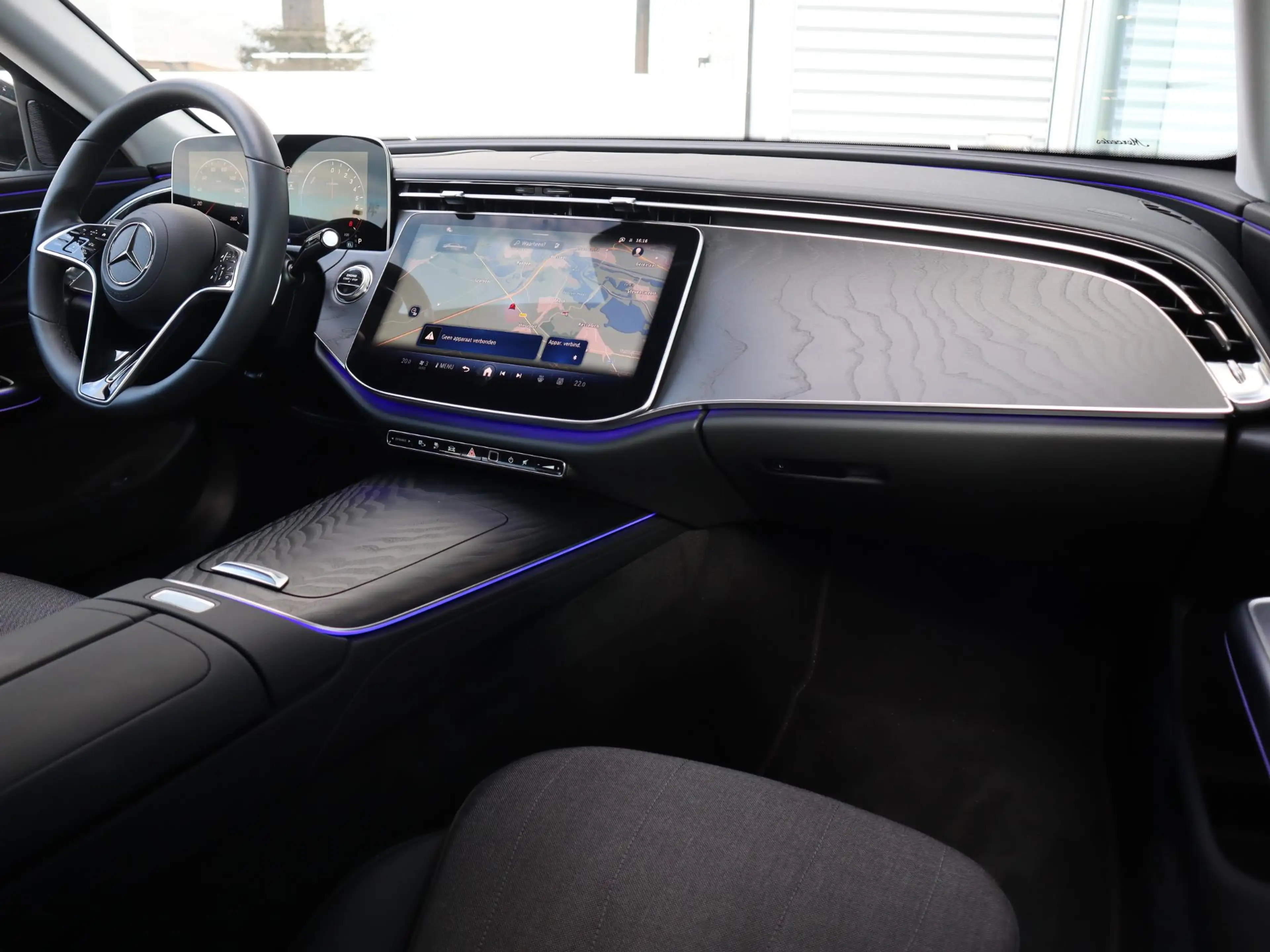 Mercedes-Benz E 300 e Luxury Line — photo 3