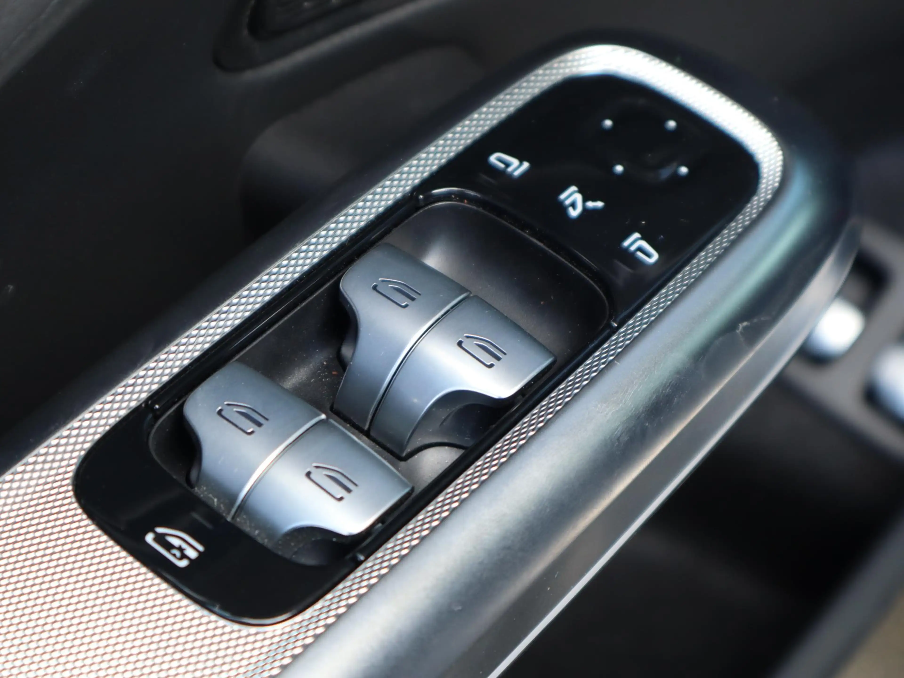 Mercedes-Benz E 300 e Luxury Line — photo 14