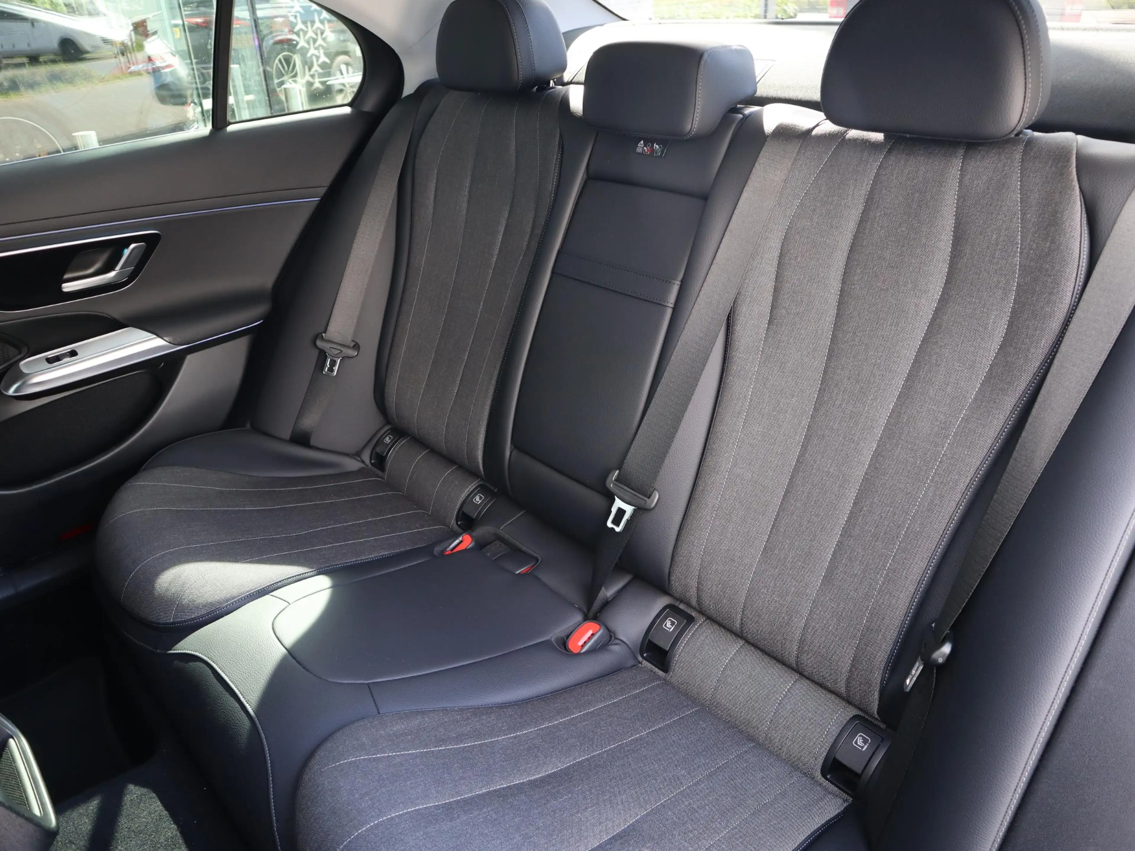 Mercedes-Benz E 300 e Luxury Line — photo 10