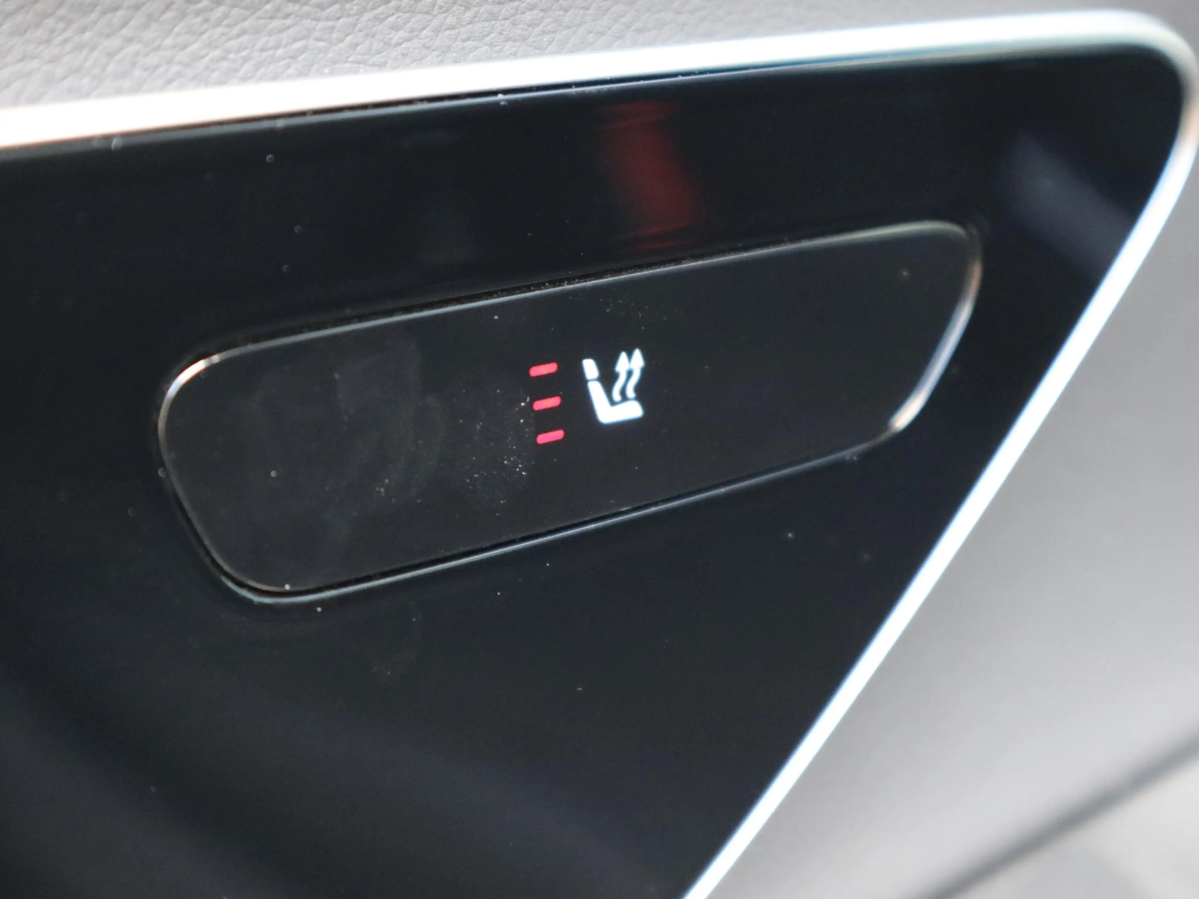 Mercedes-Benz E 300 e Luxury Line — photo 13