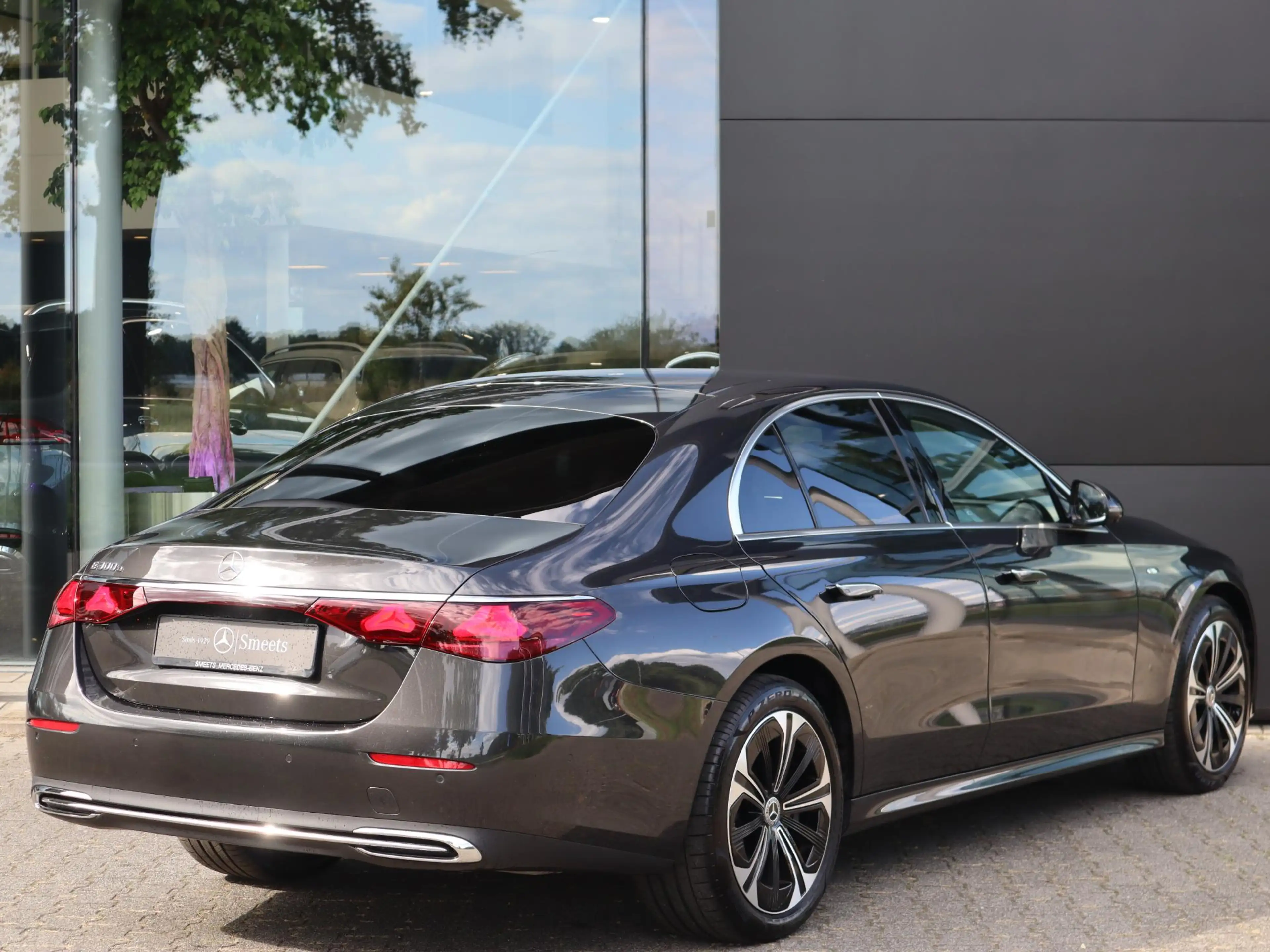 Mercedes-Benz E 300 e Luxury Line — photo 2