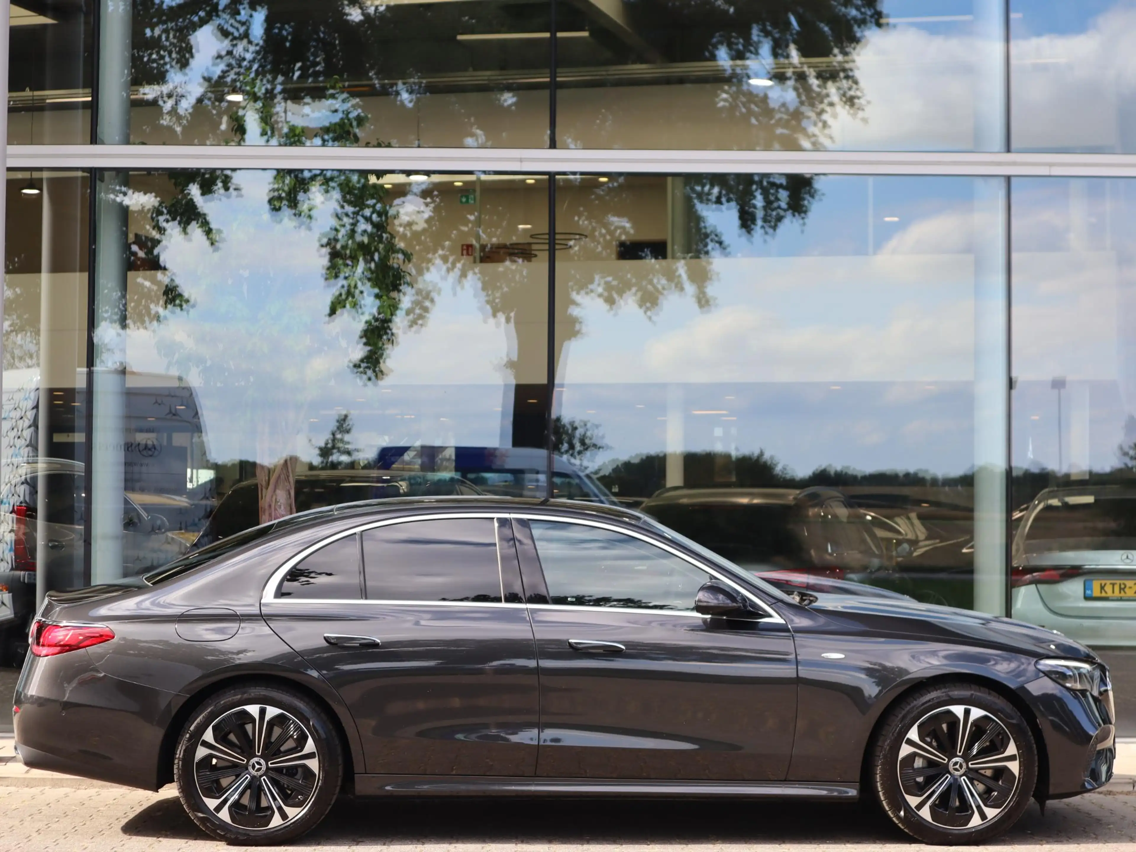 Mercedes-Benz E 300 e Luxury Line — photo 4