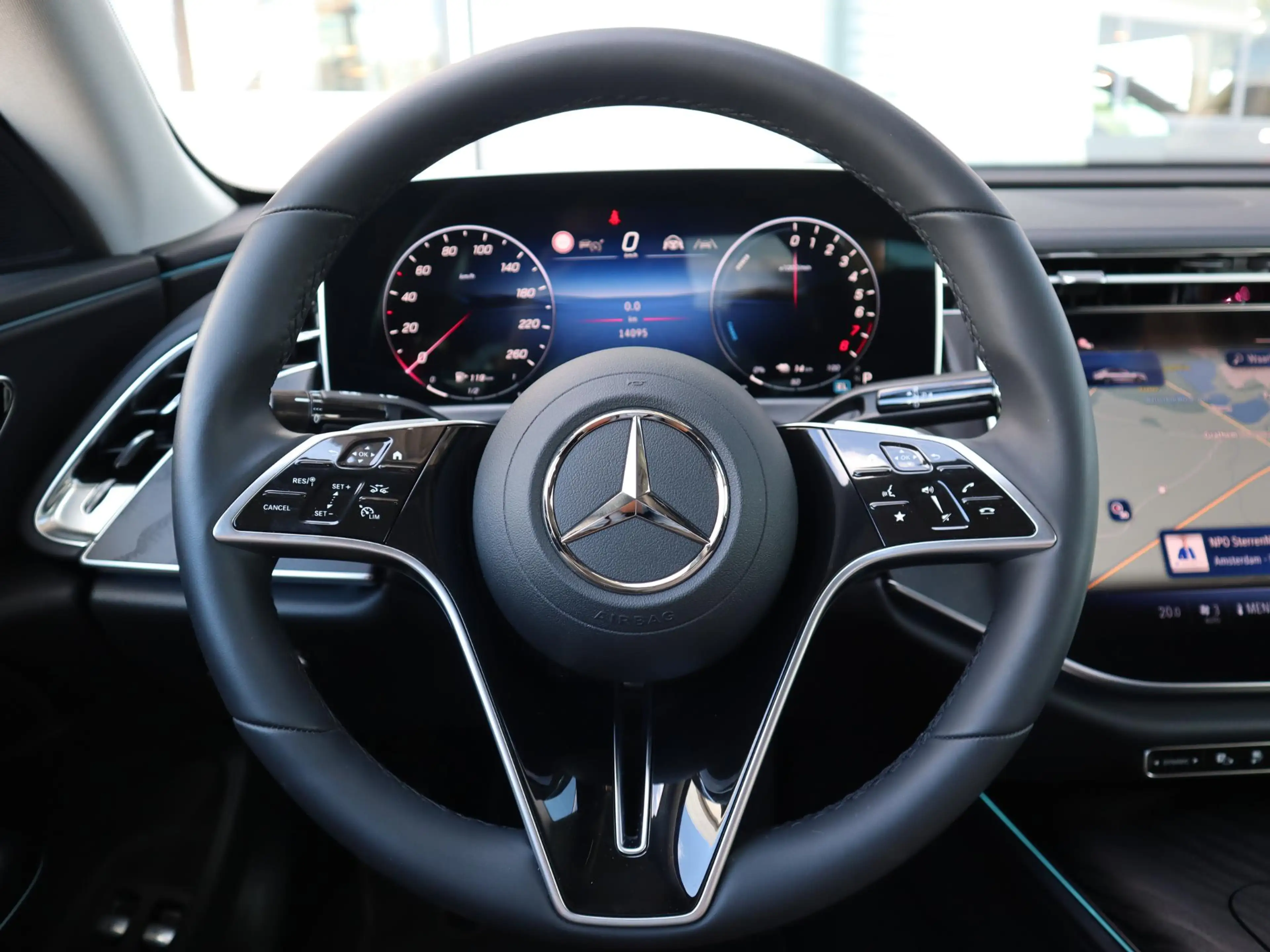 Mercedes-Benz E 300 e Luxury Line — photo 12