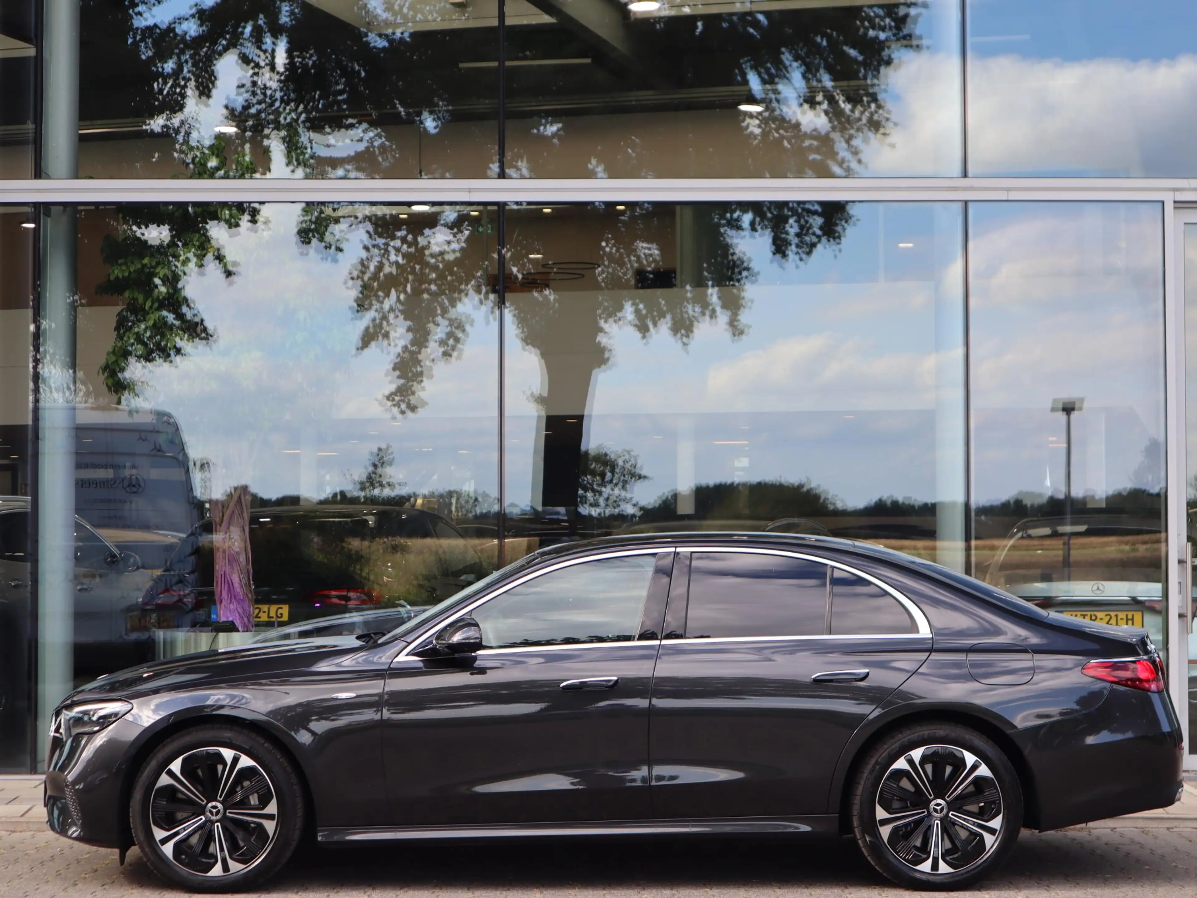 Mercedes-Benz E 300 e Luxury Line — photo 5