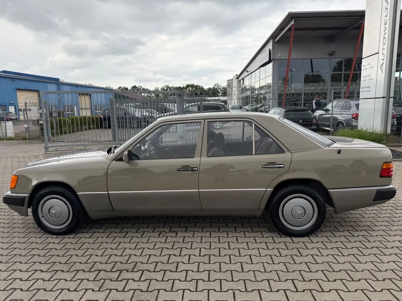 Mercedes-Benz 230 E 68.000 Km !!!, foto 9
