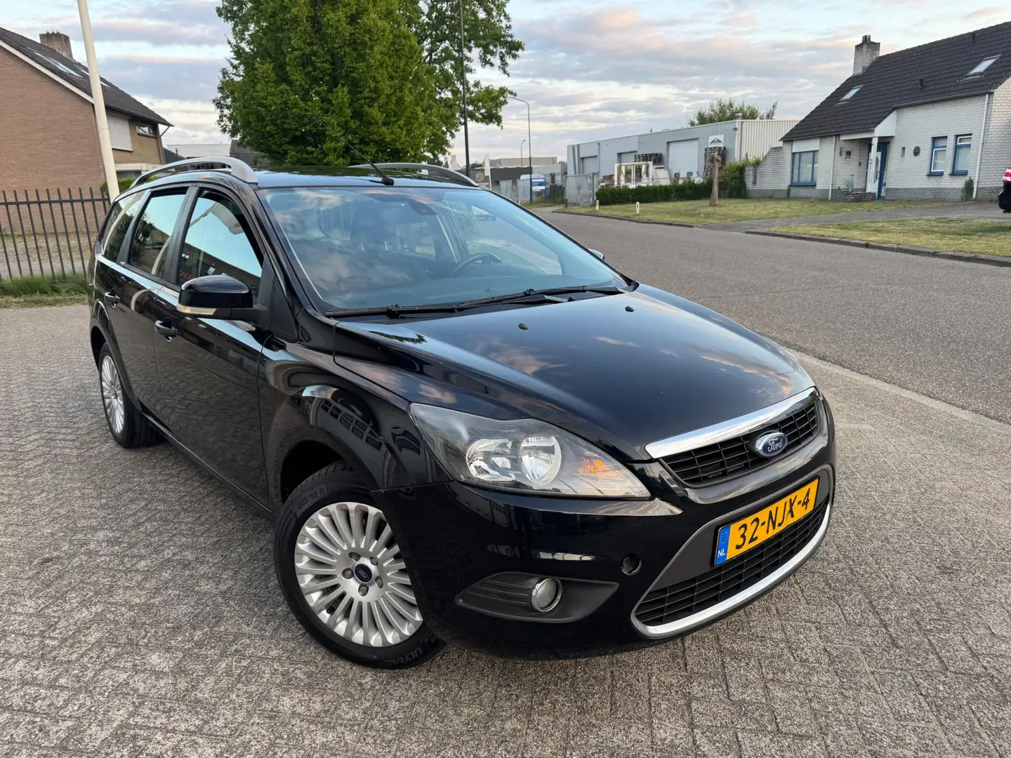Ford Focus Wagon 1.8 Limited Airco,Trekhaak,Navigatie Zwart - 2