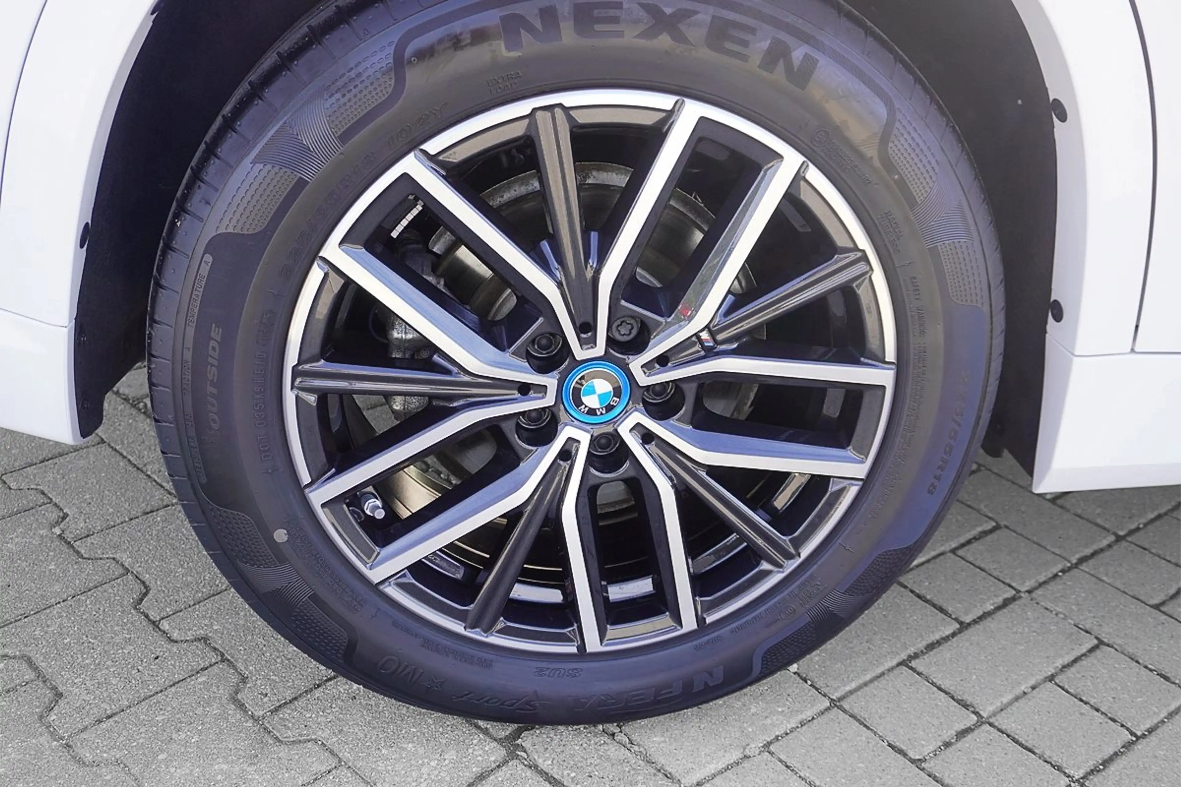 BMW iX1 xDrive30 M Sport AHK HeadUp eSitze ACC 360Kamera M — photo 2