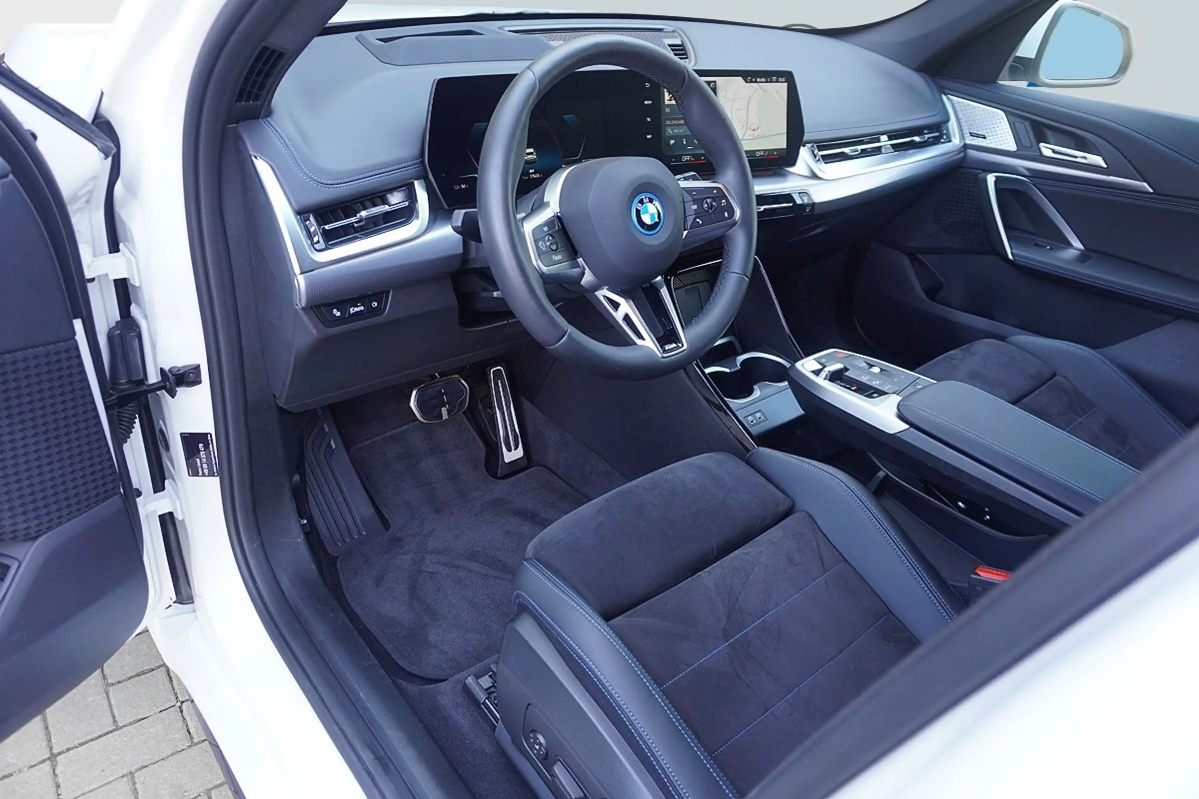 BMW iX1 xDrive30 M Sport AHK HeadUp eSitze ACC 360Kamera M — photo 3