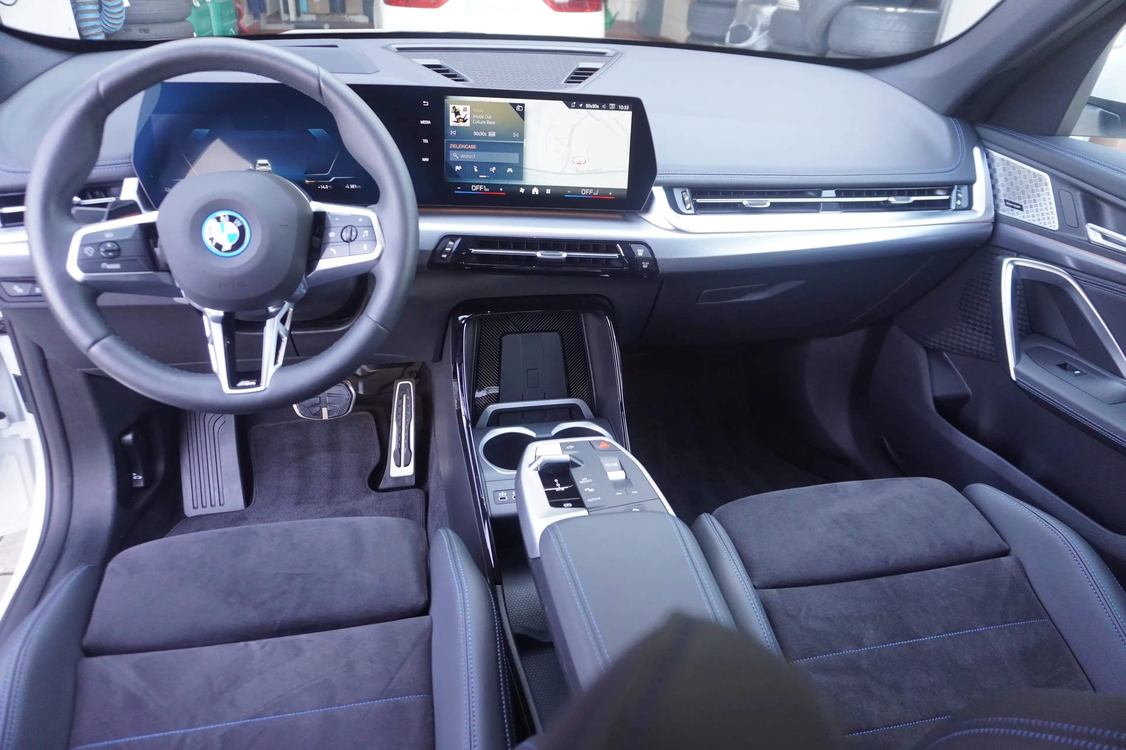 BMW iX1 xDrive30 M Sport AHK HeadUp eSitze ACC 360Kamera M — photo 14