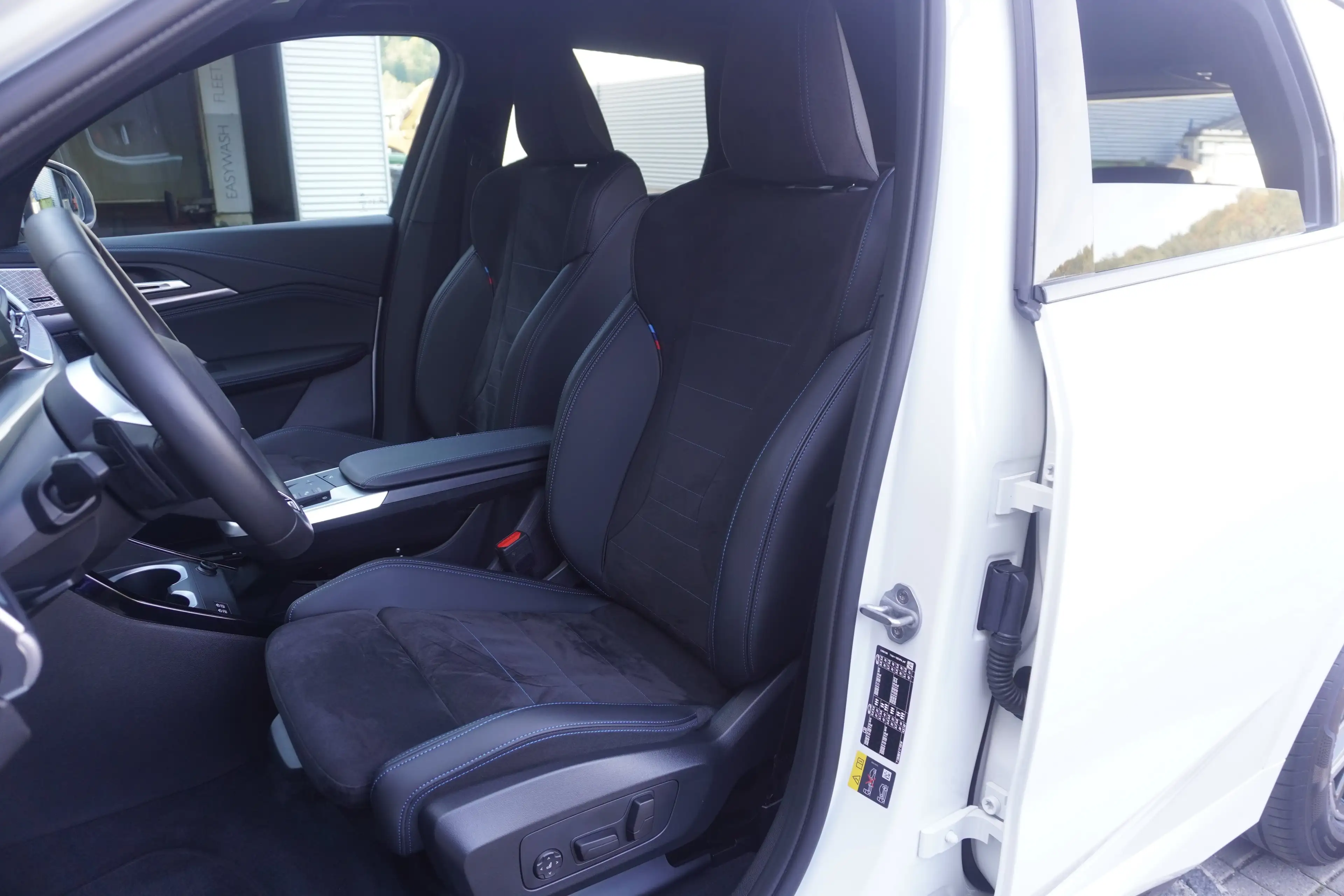 BMW iX1 xDrive30 M Sport AHK HeadUp eSitze ACC 360Kamera M — photo 13