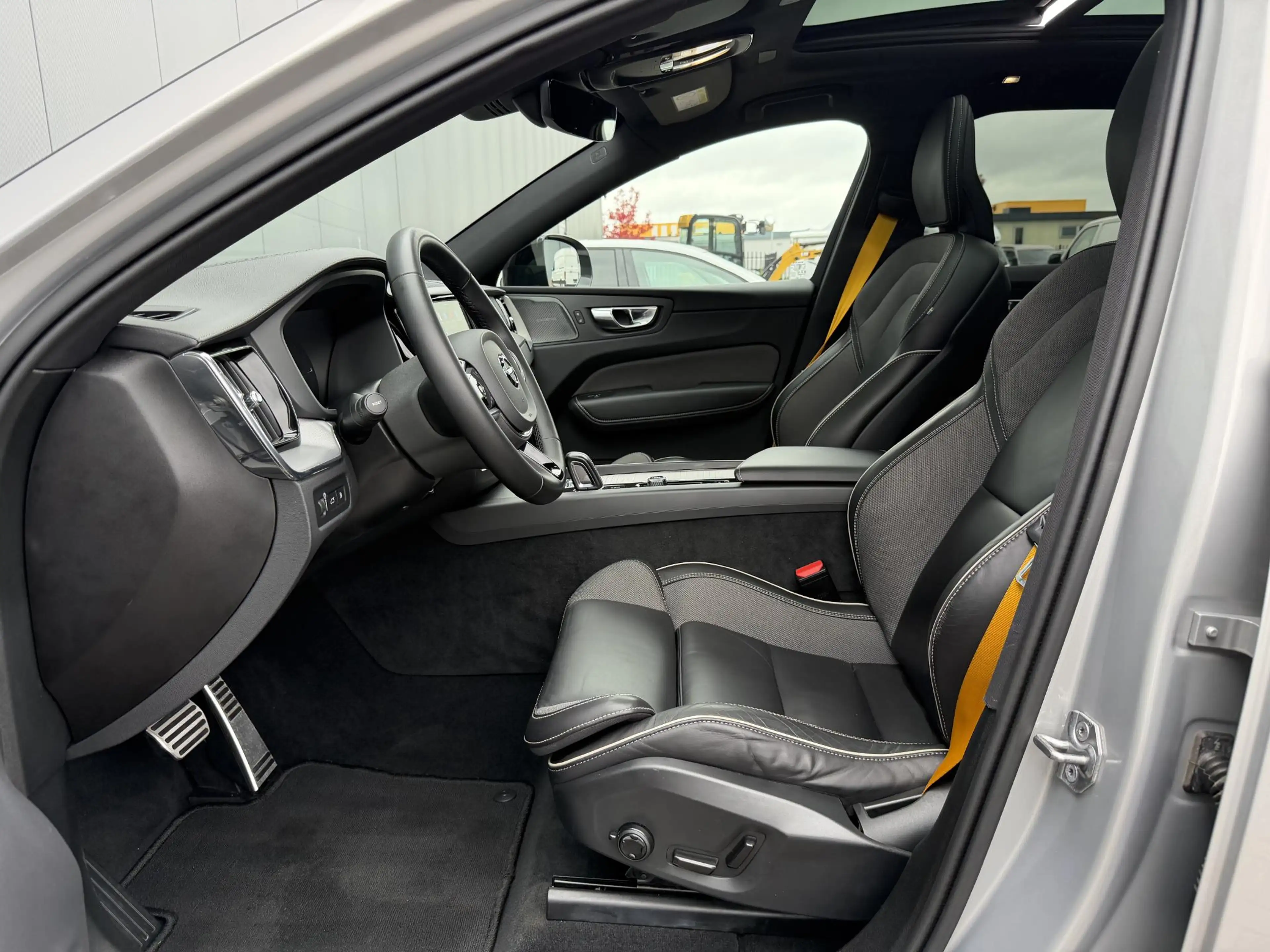 Volvo XC60 2.0 T8 Plug-in-hybrid AWD Polestar Engineered PANO — photo 9