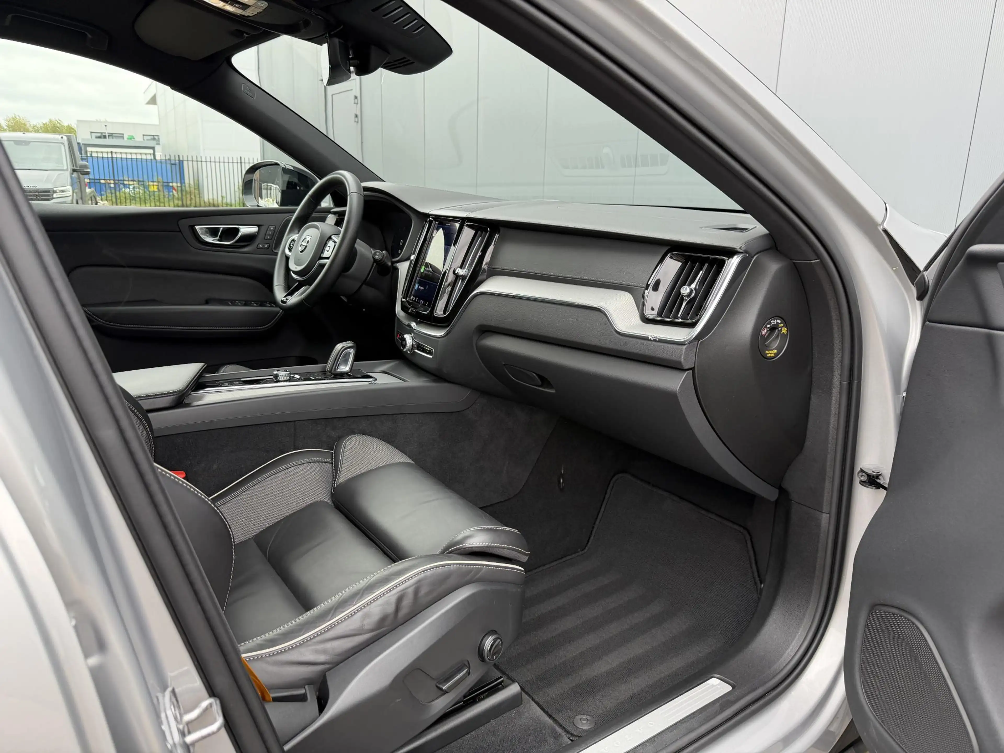 Volvo XC60 2.0 T8 Plug-in-hybrid AWD Polestar Engineered PANO — photo 13