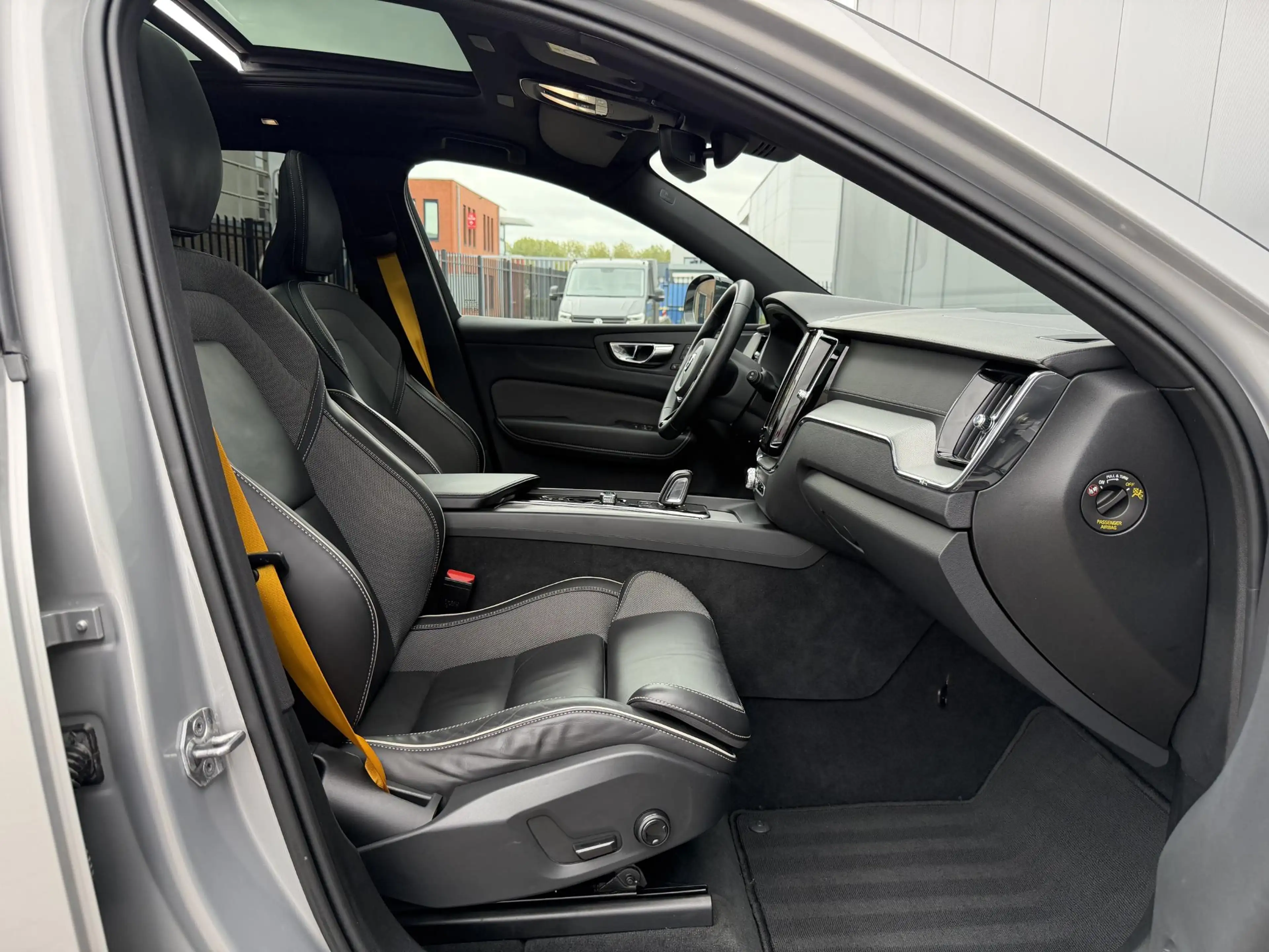 Volvo XC60 2.0 T8 Plug-in-hybrid AWD Polestar Engineered PANO — photo 12