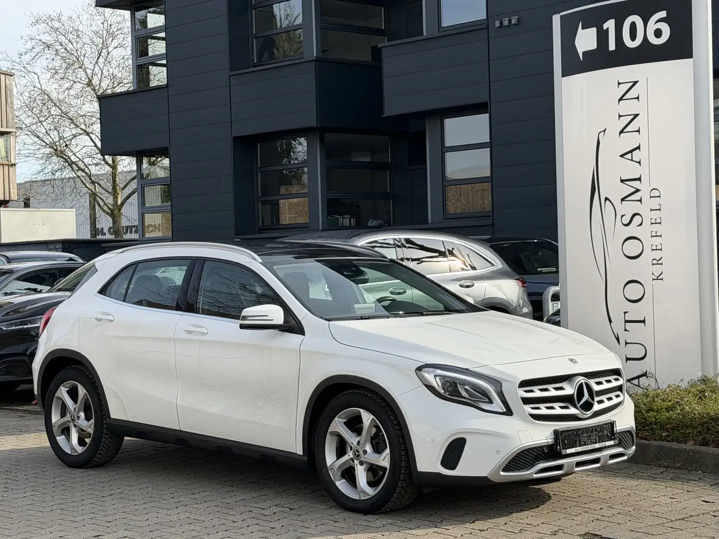 Mercedes-Benz GLA 250 7G-DCT Urban  LED   Panorama Blanc - 1