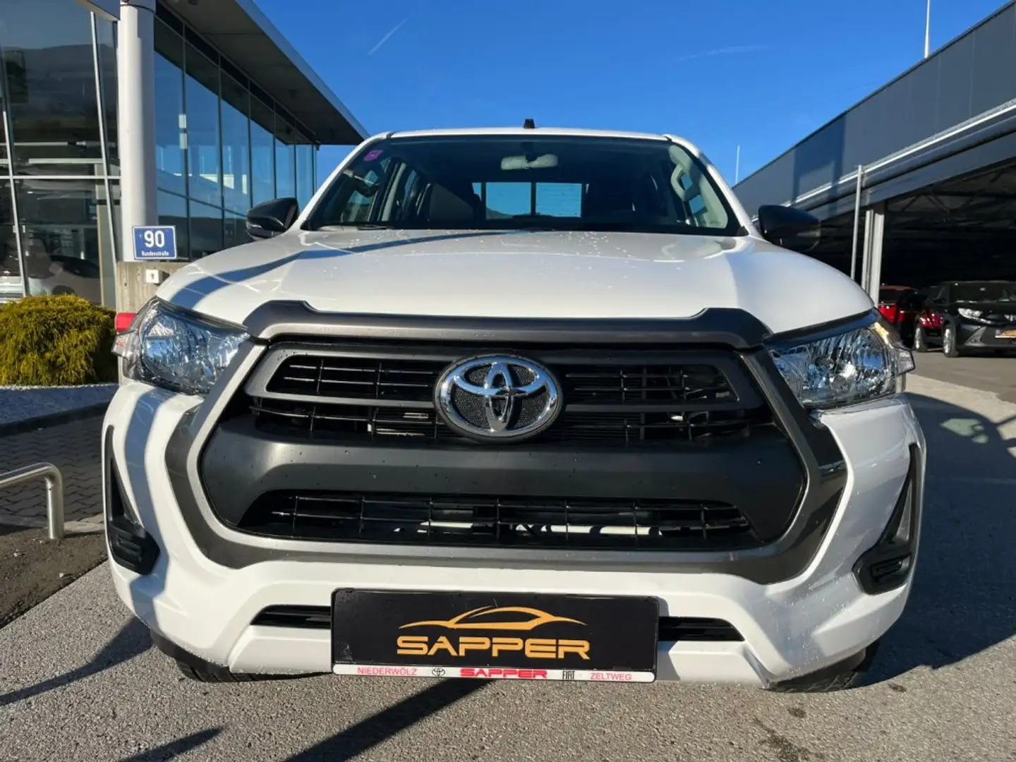 Toyota Hilux DK Country 4WD 2,4 D-4D Weiß - 2