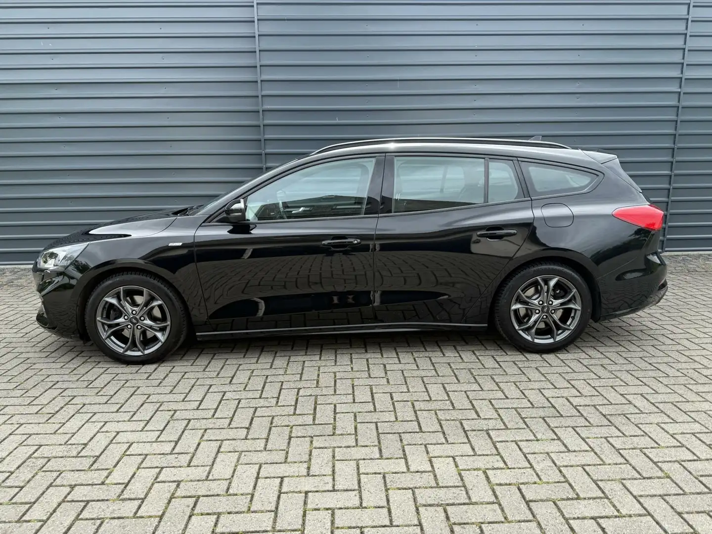 Ford Focus Wagon 1.5 EcoBoost ST Line Automaat Carplay Trekha Nero - 2