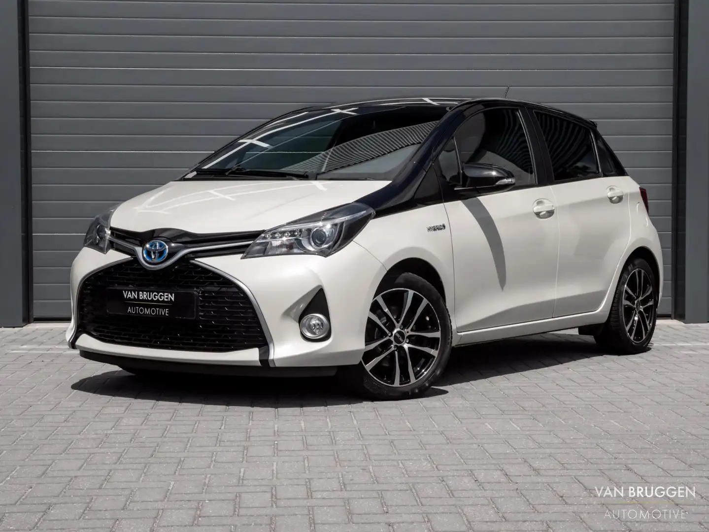Toyota Yaris 1.5 Hybrid Dynamic Bi-Tone 101pk Camera Trekhaak N White - 1