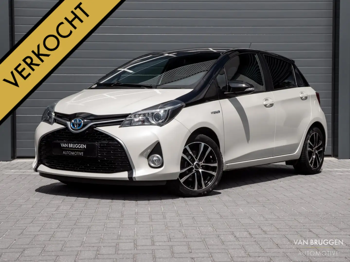 Toyota Yaris 1.5 Hybrid Dynamic Bi-Tone 101pk Camera Trekhaak N Wit - 1