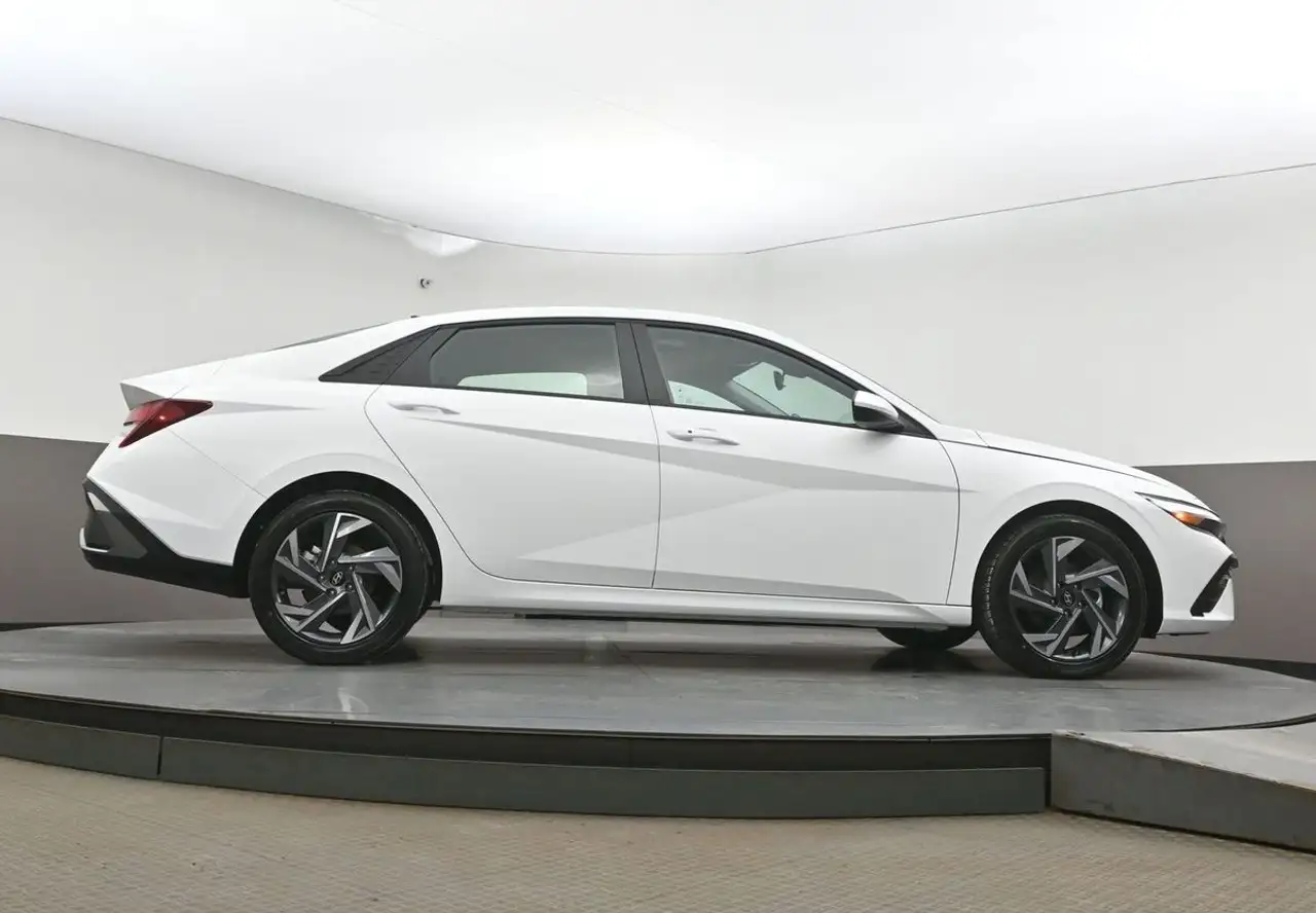 Hyundai ELANTRA снимка Hyundai ELANTRA