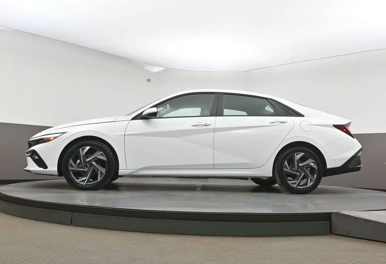 Hyundai ELANTRA снимка Hyundai ELANTRA