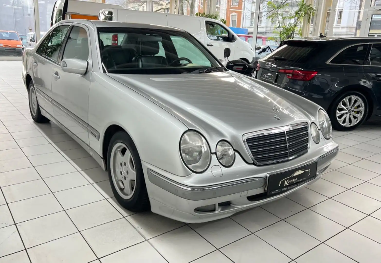 Mercedes-Benz E 240 ELEGANCE Automatik V6 Vollleder HU neu Gris - 2