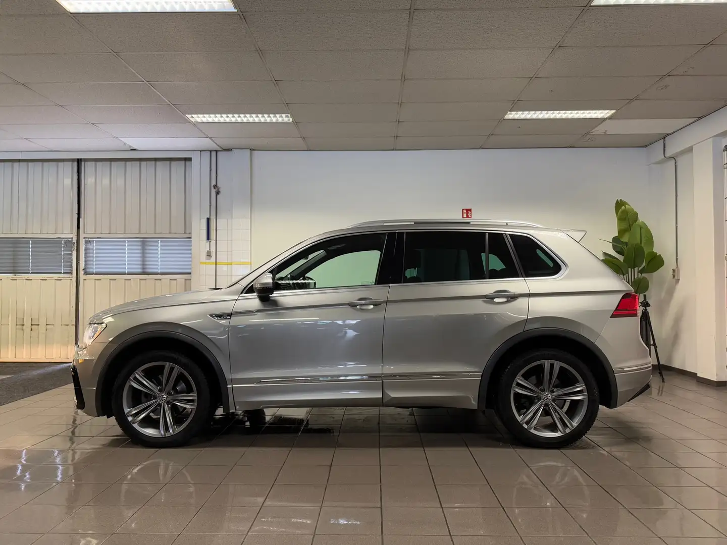 Volkswagen Tiguan 1.4 TSI ACT R-Line * Automaat / Panoramadak / 19" Gris - 2
