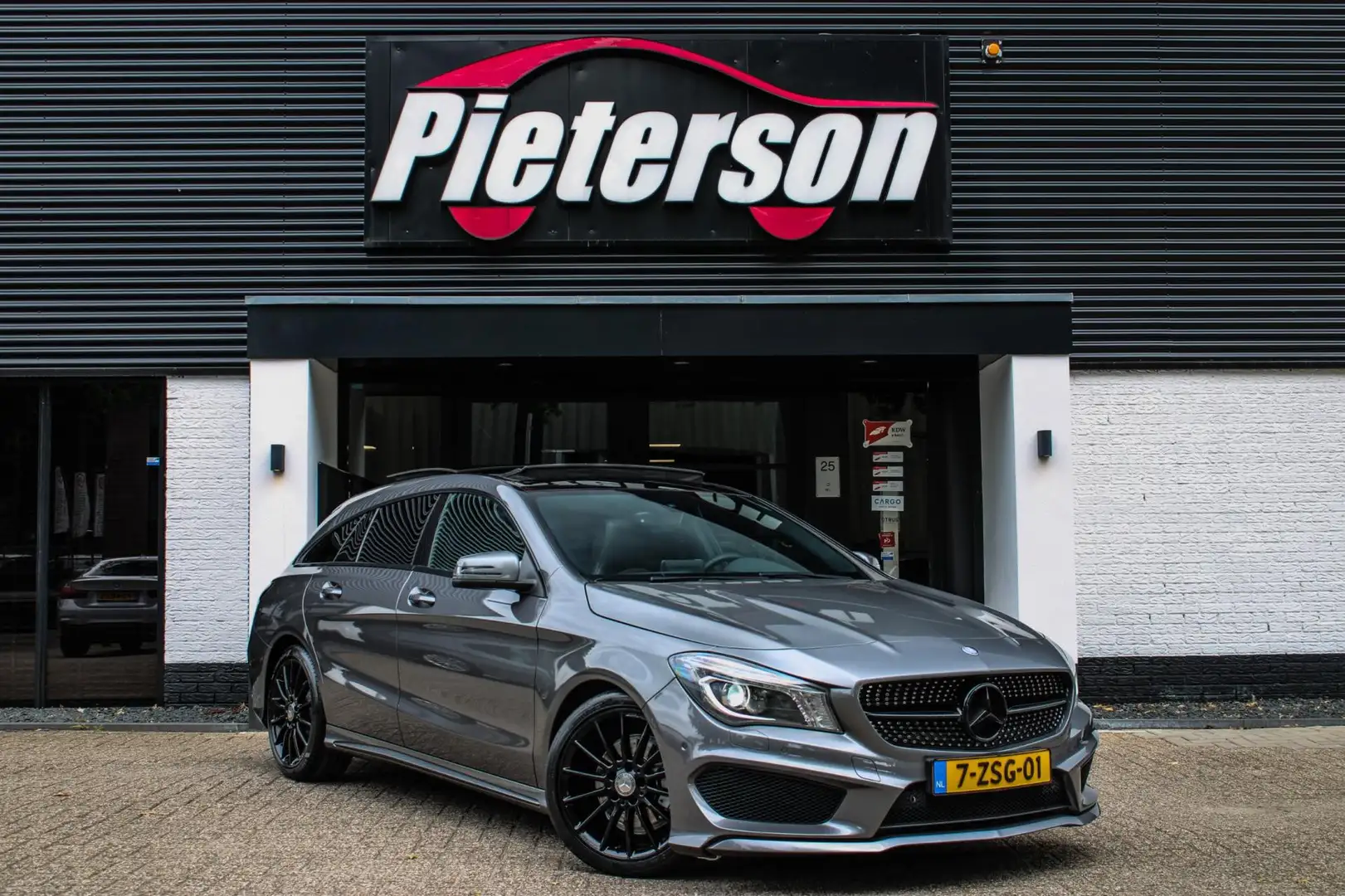 Mercedes-Benz CLA 180 Shooting Brake AMG NAP PANO Gris - 1