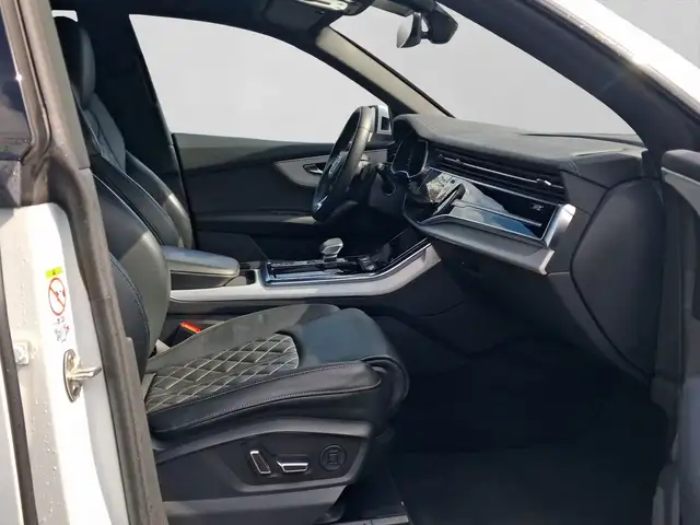 Audi Q8 view 4