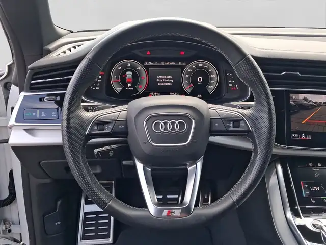 Audi Q8 view 9