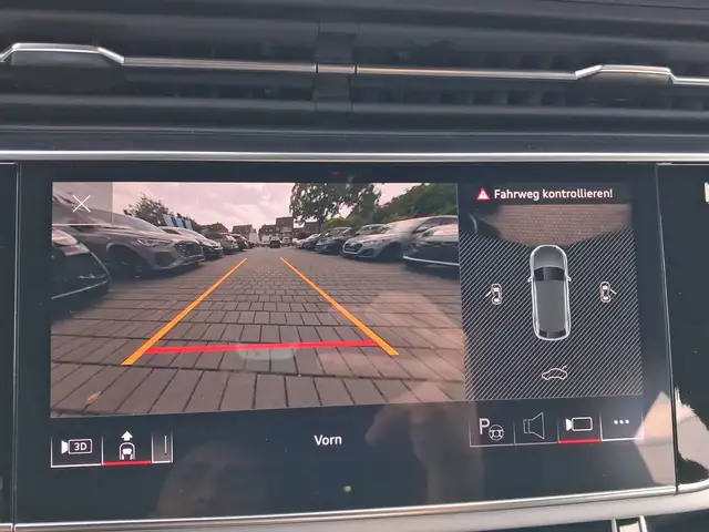 Audi Q8 view 12