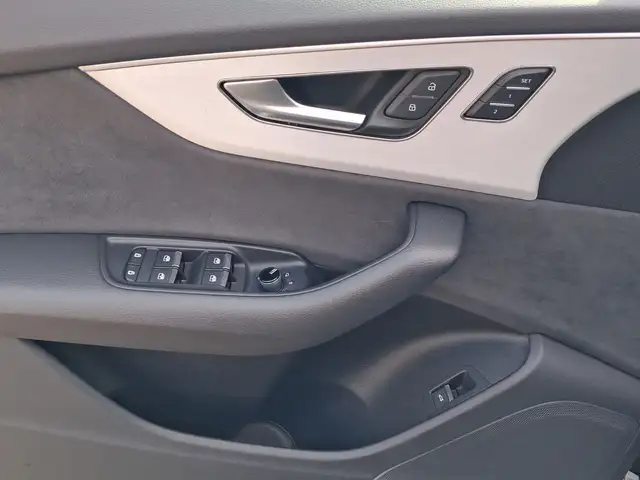 Audi Q8 view 8