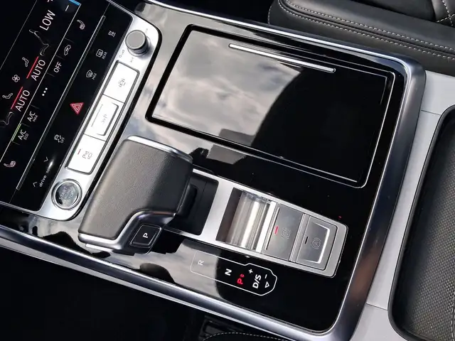 Audi Q8 view 11