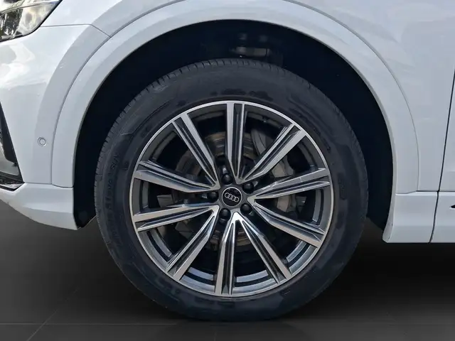 Audi Q8 view 7