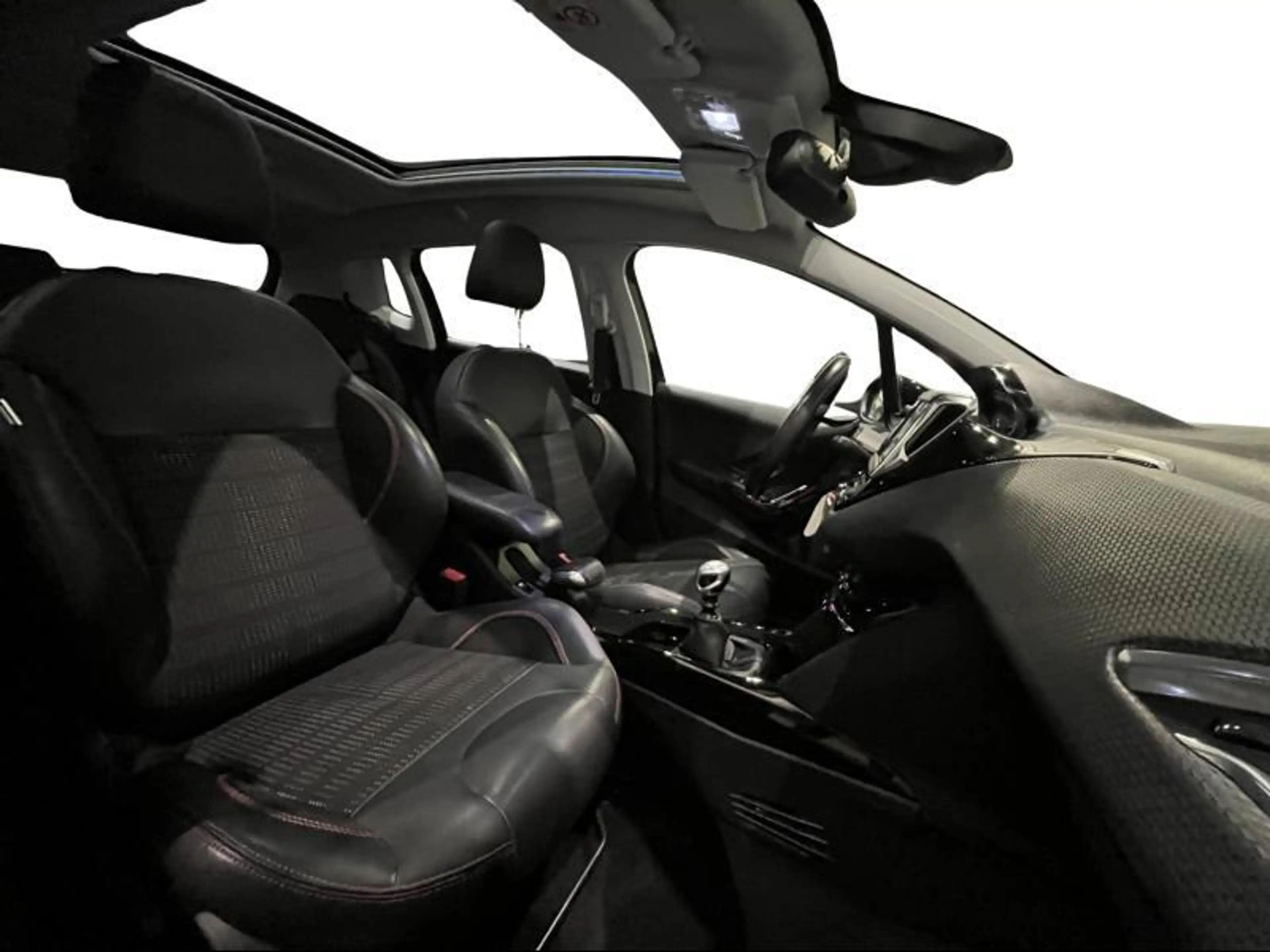 Peugeot 2008 GT Line — photo 14