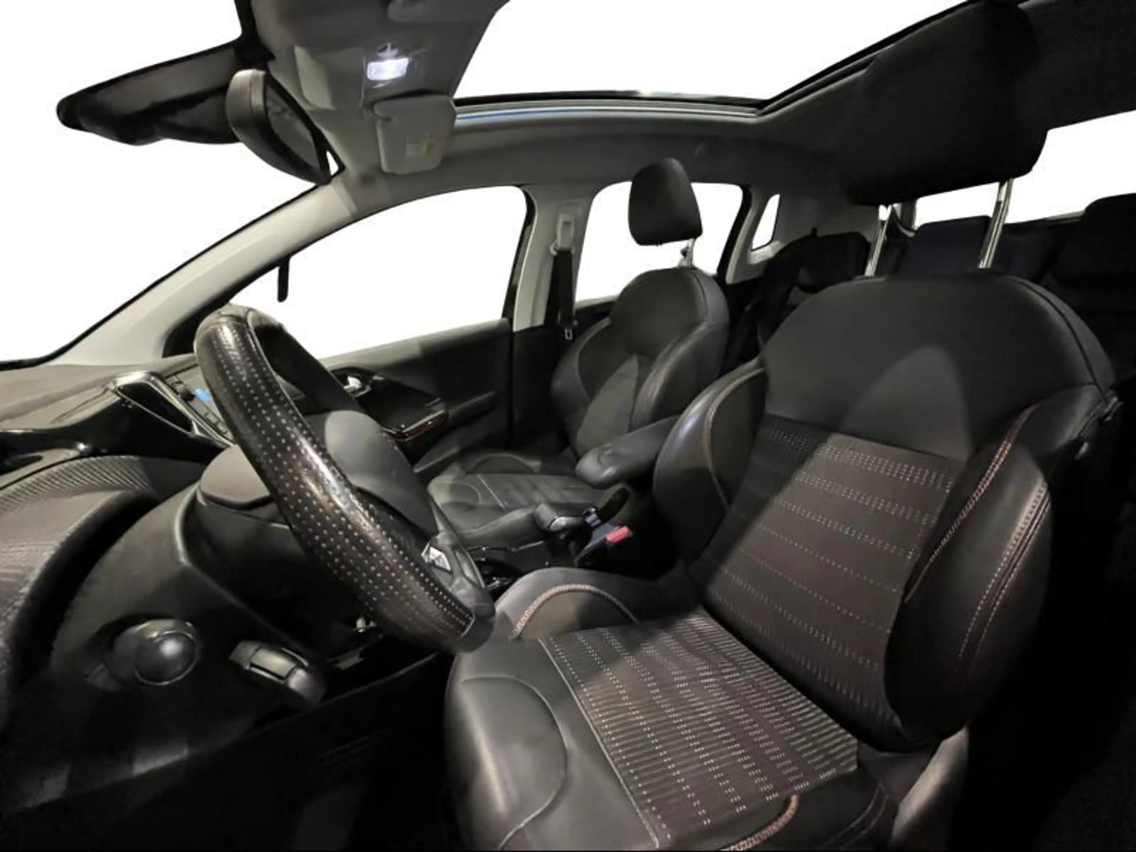 Peugeot 2008 GT Line — photo 13