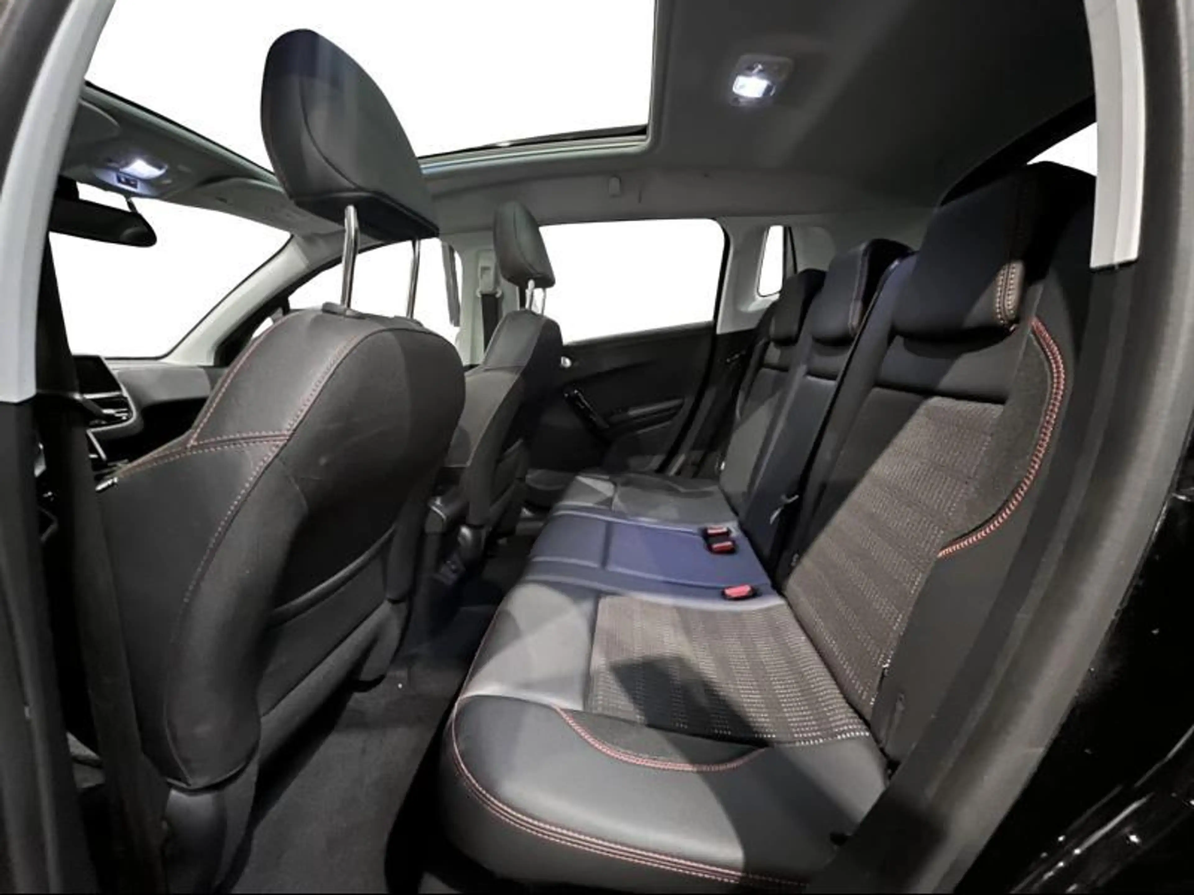 Peugeot 2008 GT Line — photo 11